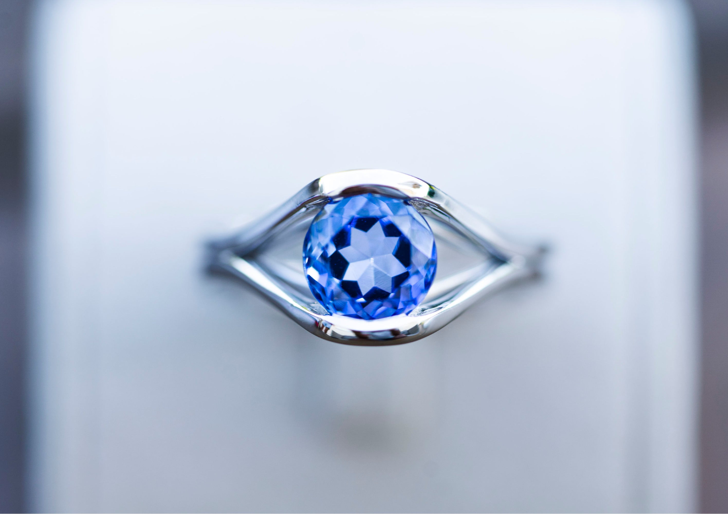 Alles über den Tanzanit: ein wunderschöner blauer Stein