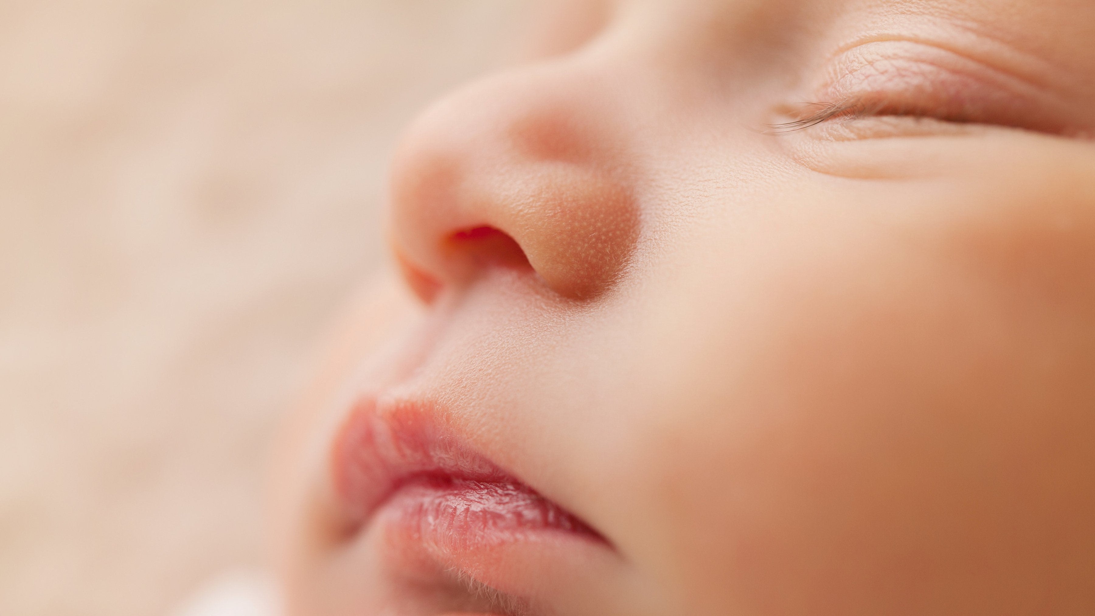 Bambino con gli occhi chiusi
