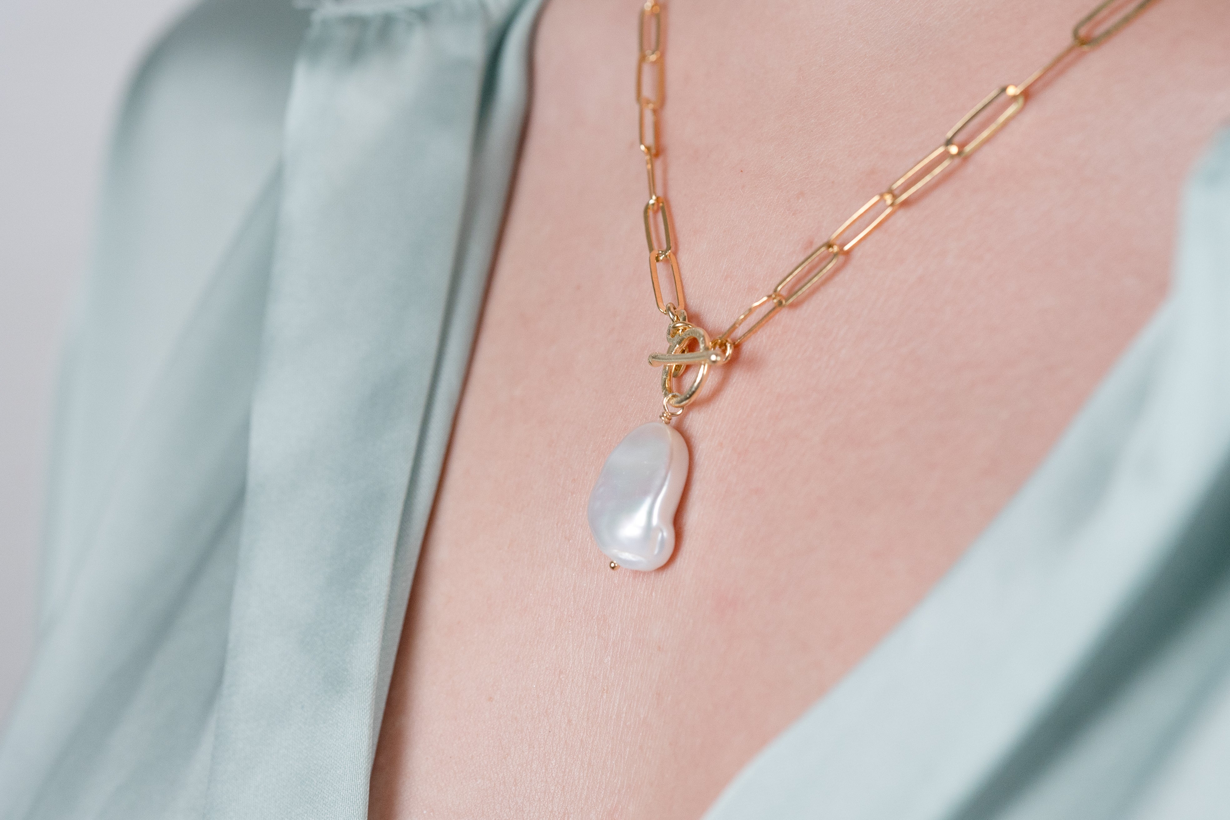 Yellow gold-plated necklace with a natural freshwater pearl