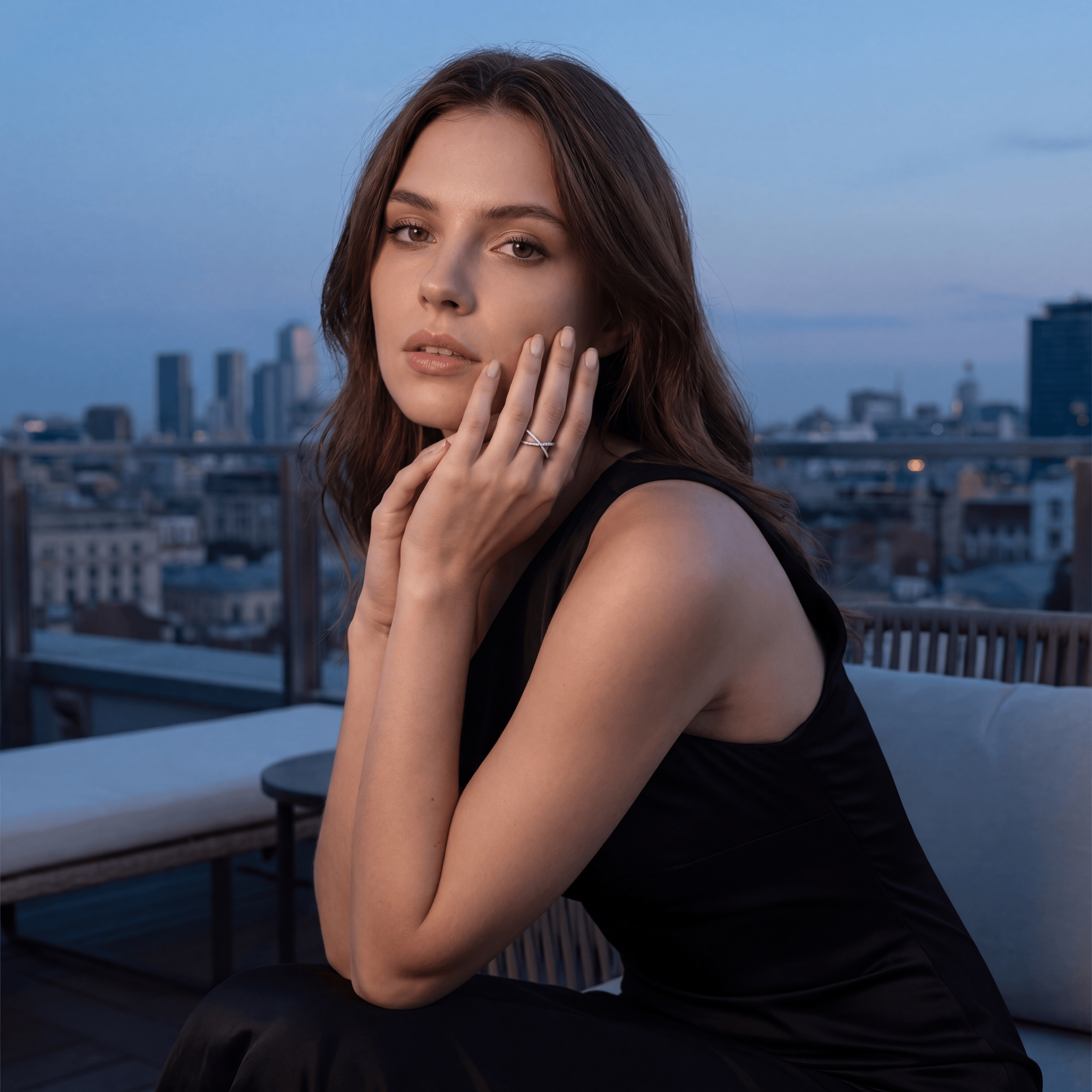 Bague argent double anneau sertie zircon portée par une femme