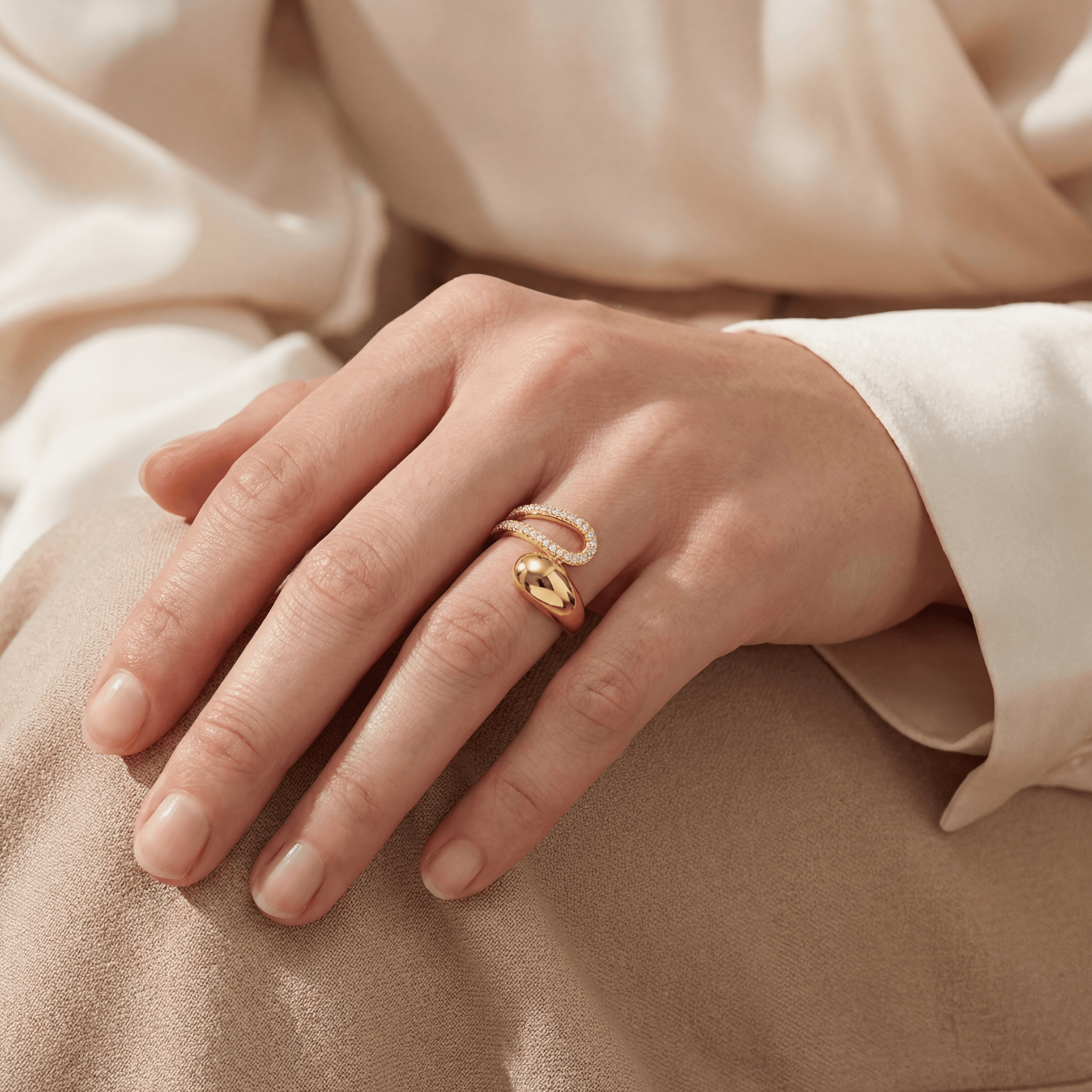 Détails d'une bague bold sertie de zircons portée au doigt d'une main