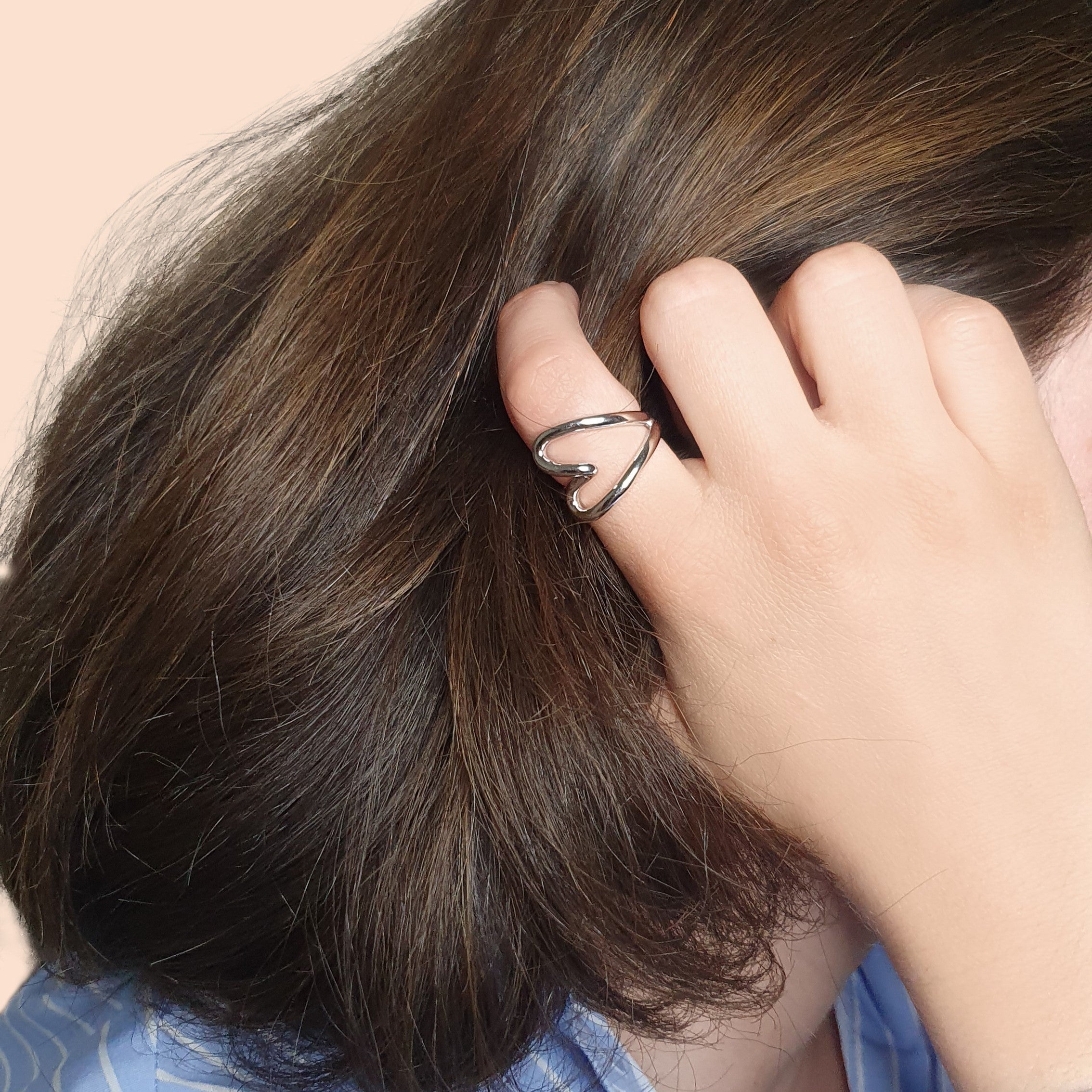 Bague coeur en argent massif rhodié portée par une femme