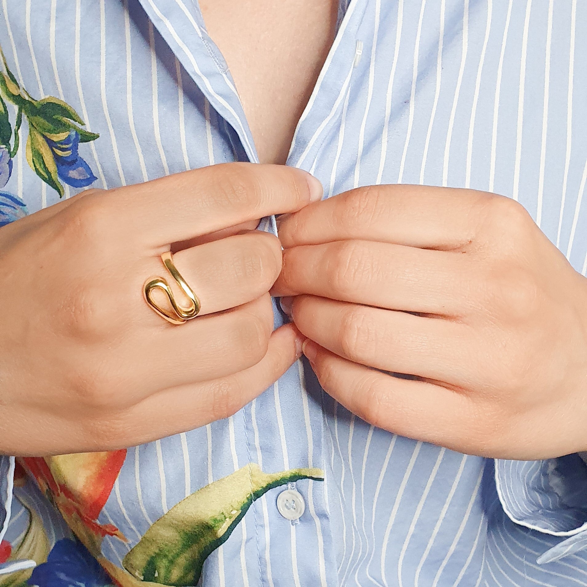 Bague vague en argent plaqué or jaune portée par une femme