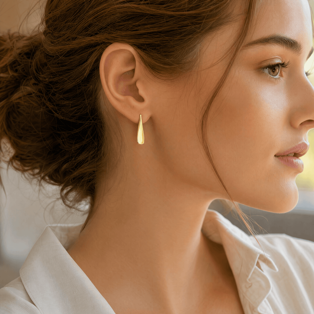 Femme portant les boucles d'oreilles Lady Twist
