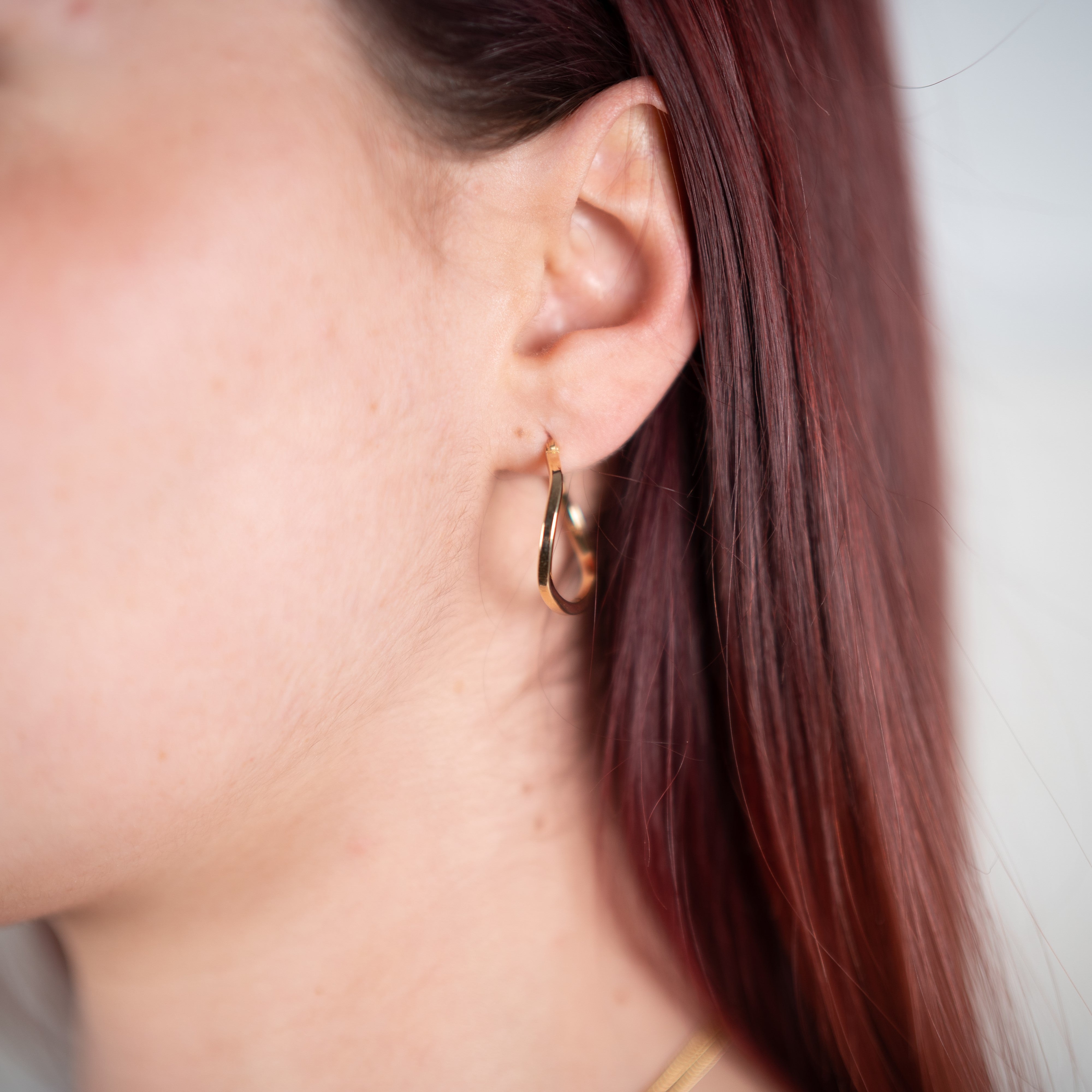 Asymmetrical hoop earrings in 925 sterling silver with yellow gold plating