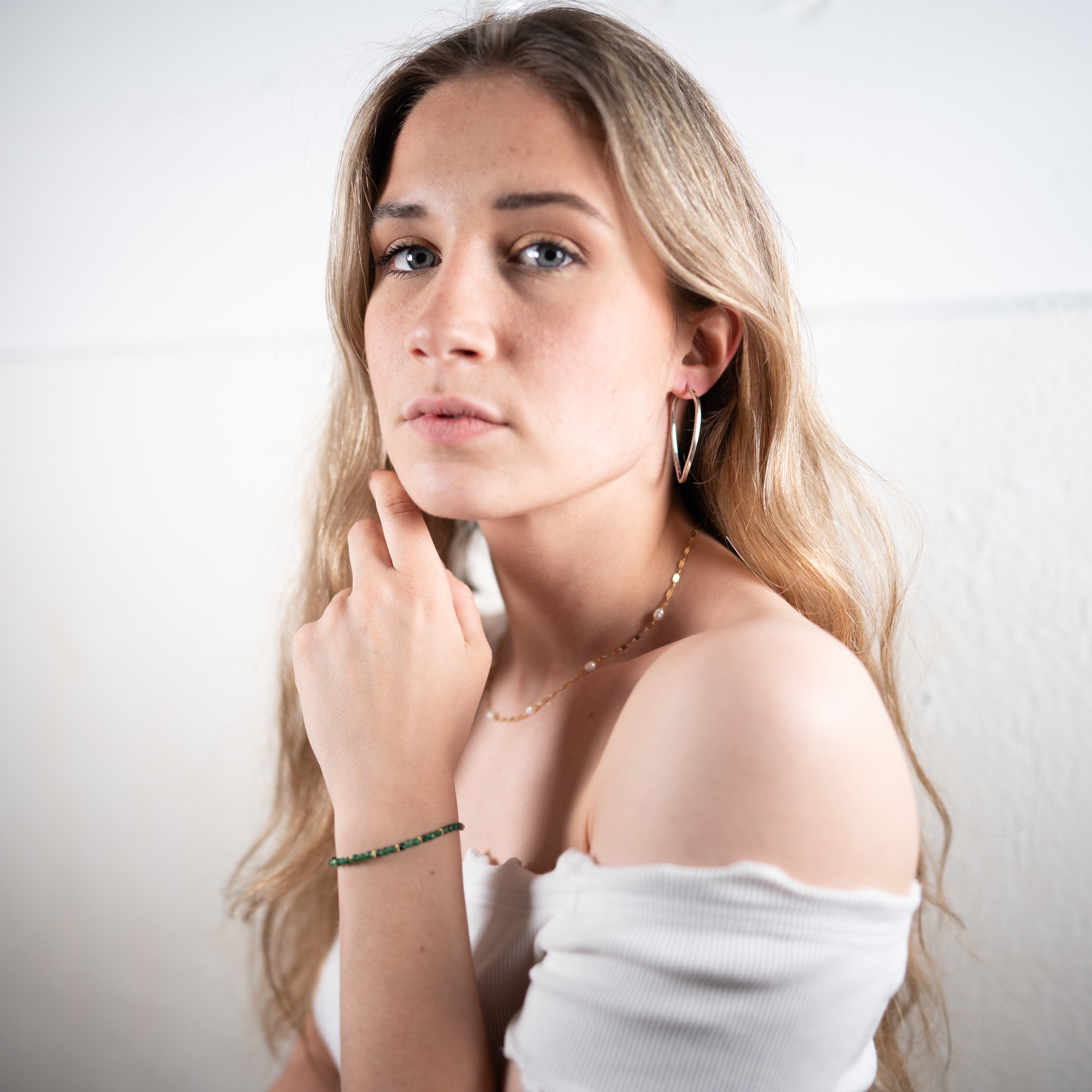 Boucles d'oreilles créoles grandes ovales asymétriques en argent 925 avec bracelet coton beige quartz vert