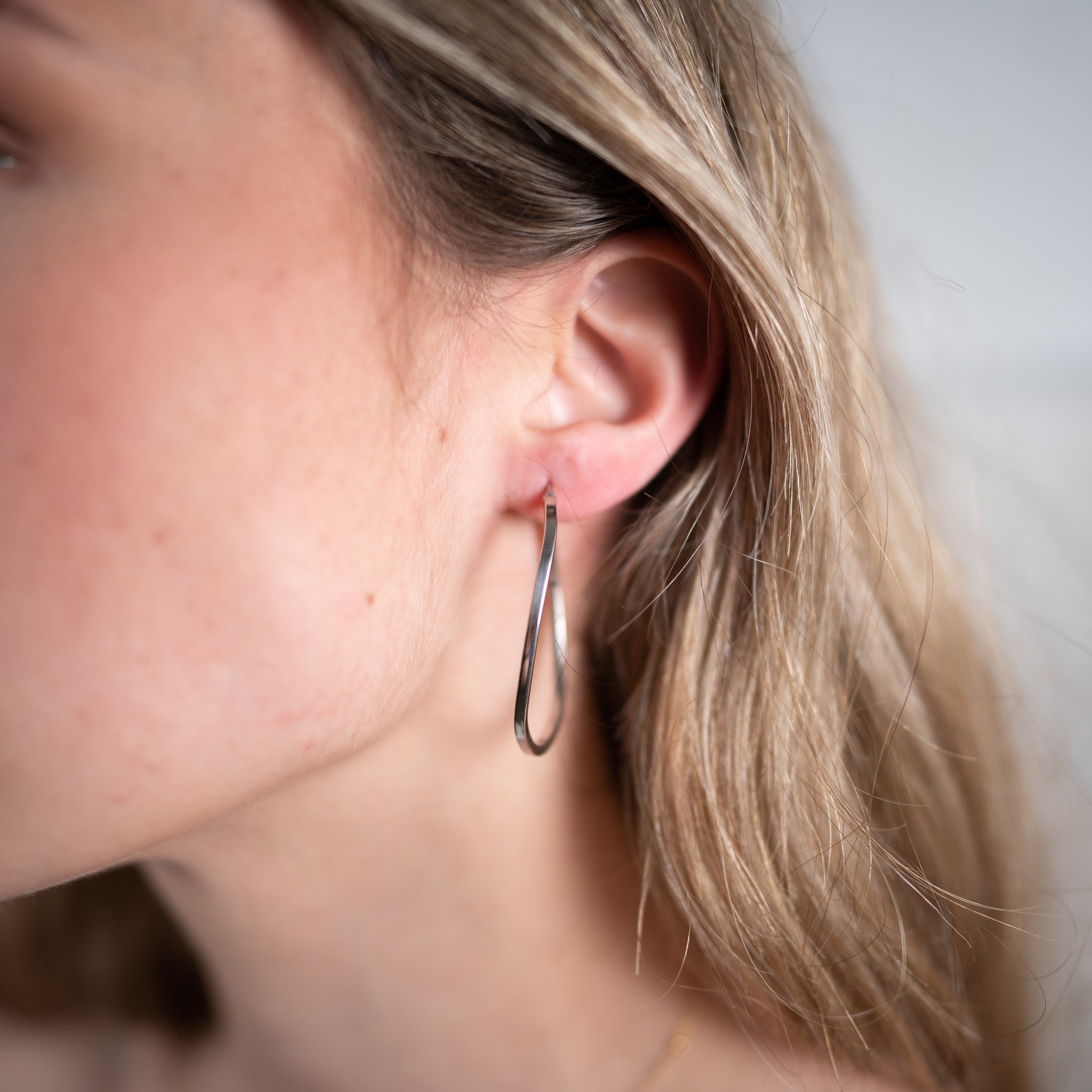 Boucles d'oreilles créoles grandes ovales asymétriques en argent 925