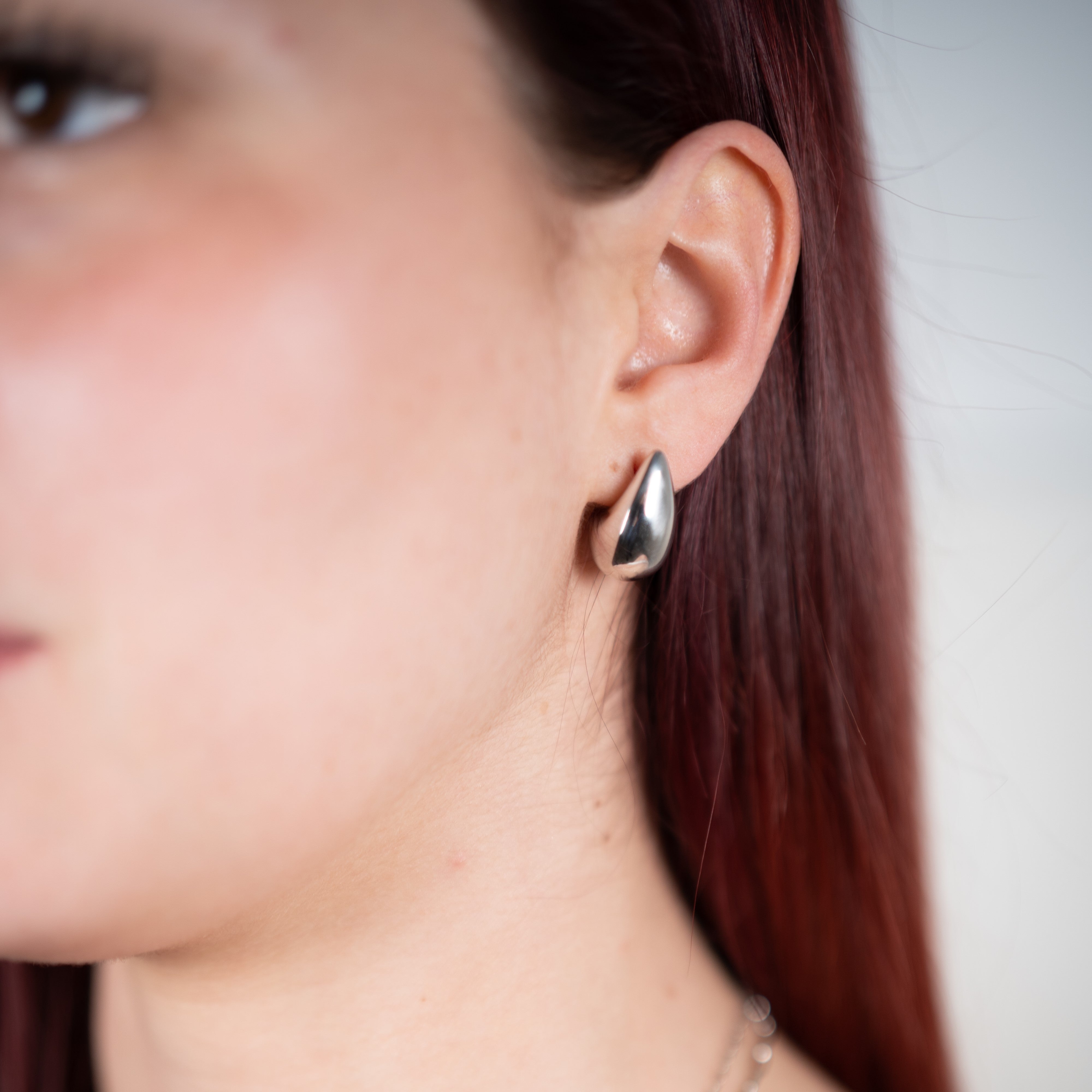 Bouclles d'oreilles goutte en argent 925 rhodié portées sur un modèle