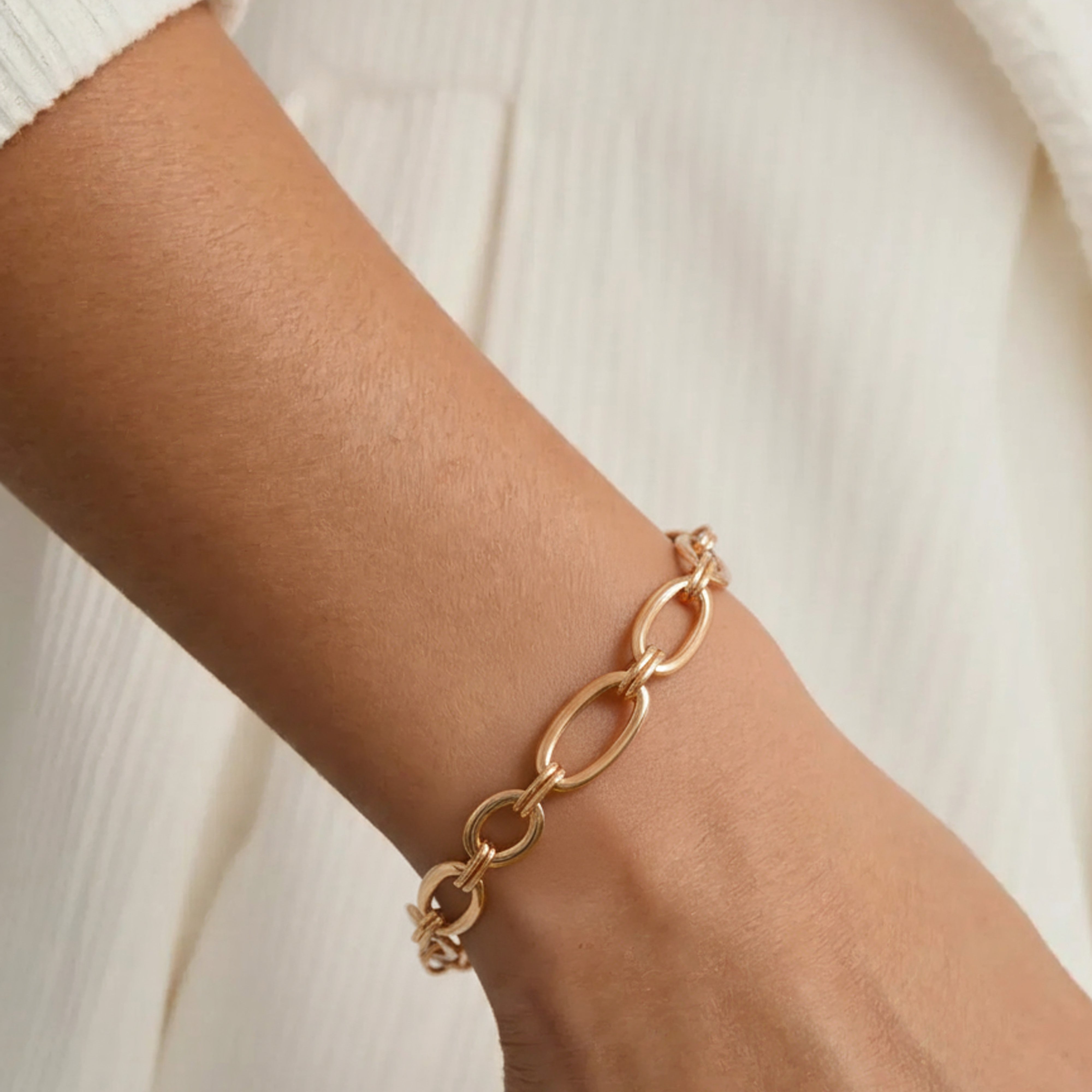 Bracelet gros maillon porté au poignet par une femme