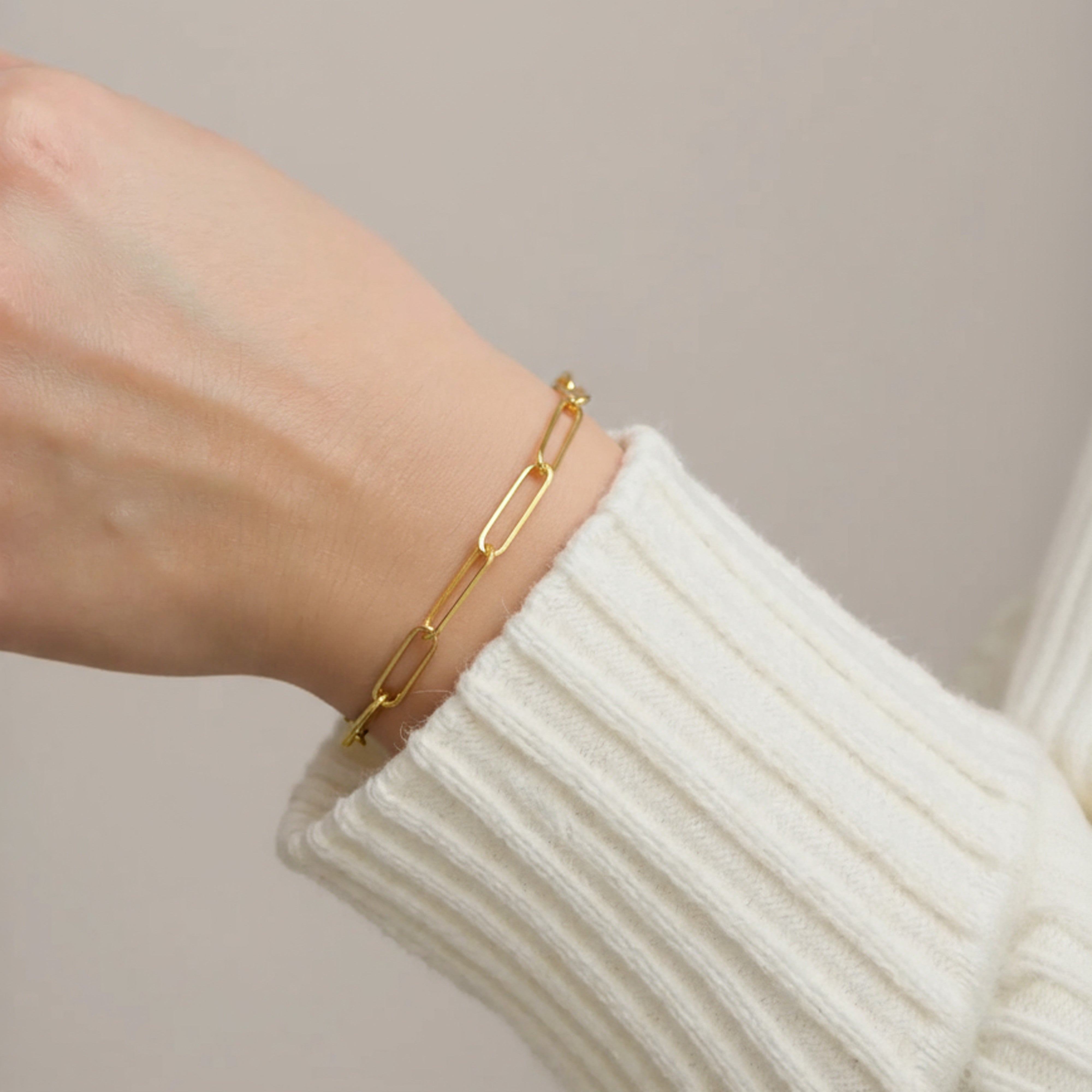 Bracelet maillon or porté au poignet