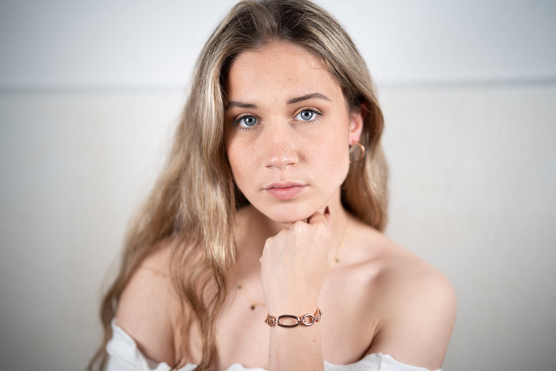 Von einer Frau getragenes Gliederarmband aus roségoldplattiertem Sterlingsilber