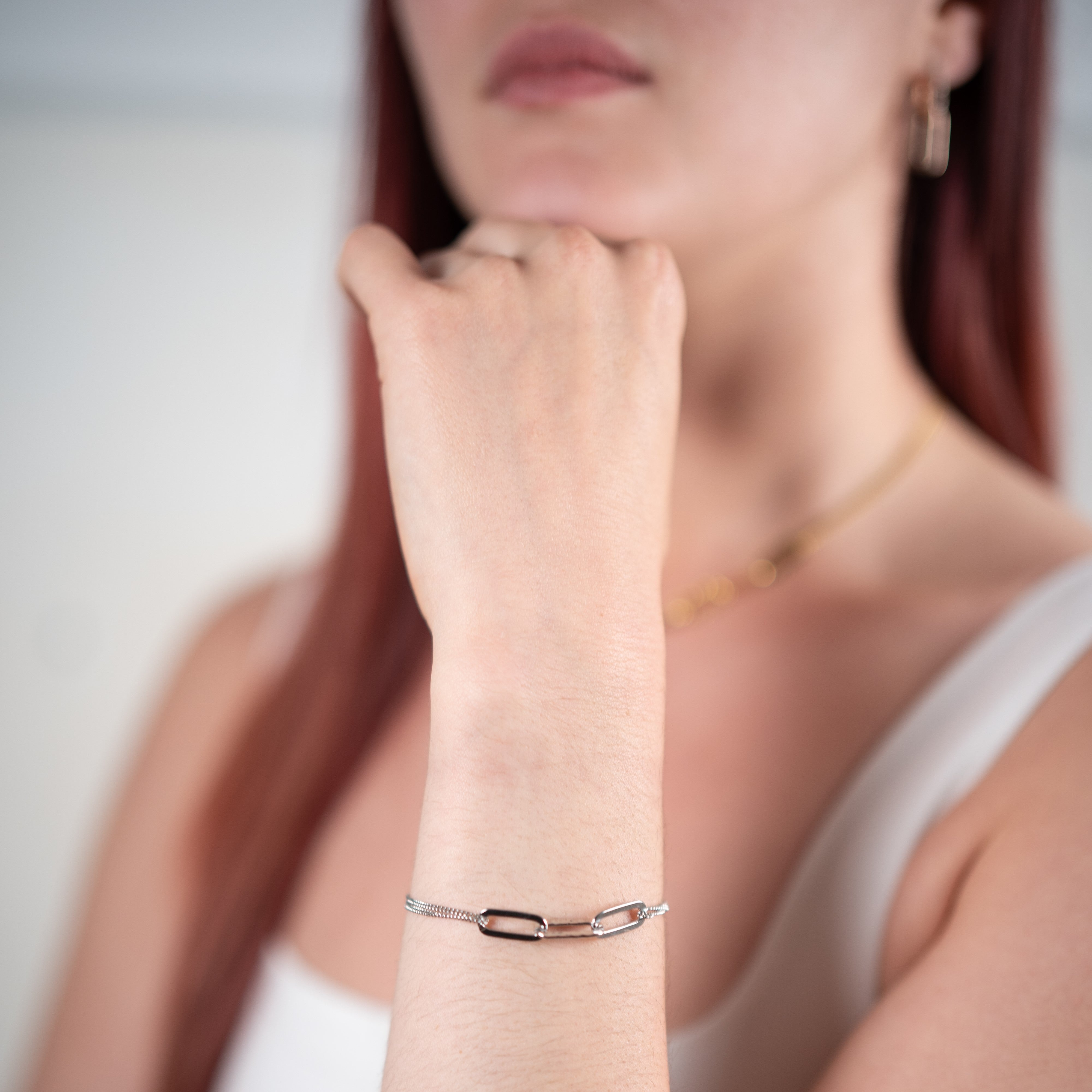 Gliederarmband aus rhodiniertem Silber, von dem ein Glied geprägt und zwei Glieder poliert sind