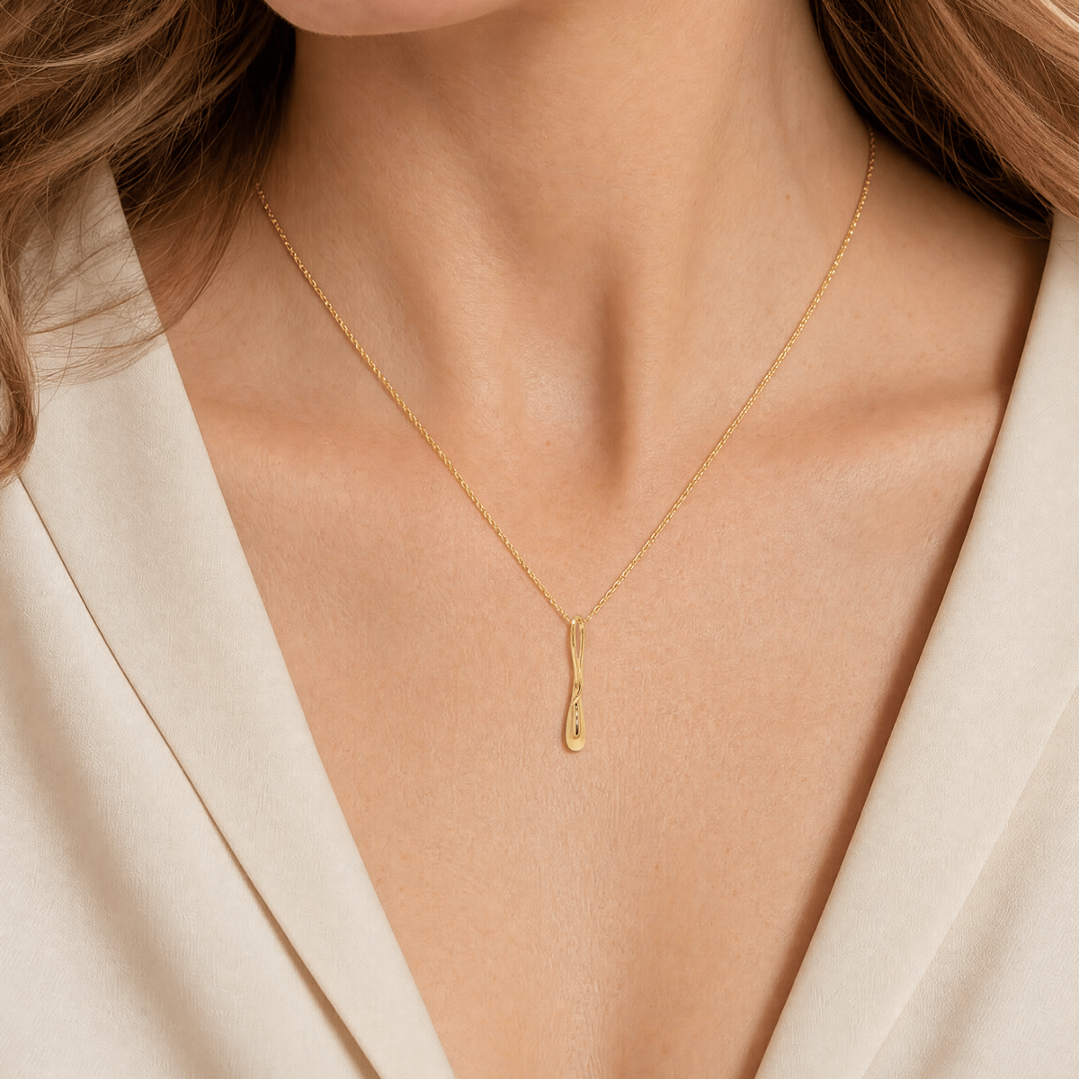 Collier pendentif Miss Twist torsadé porté par une femme