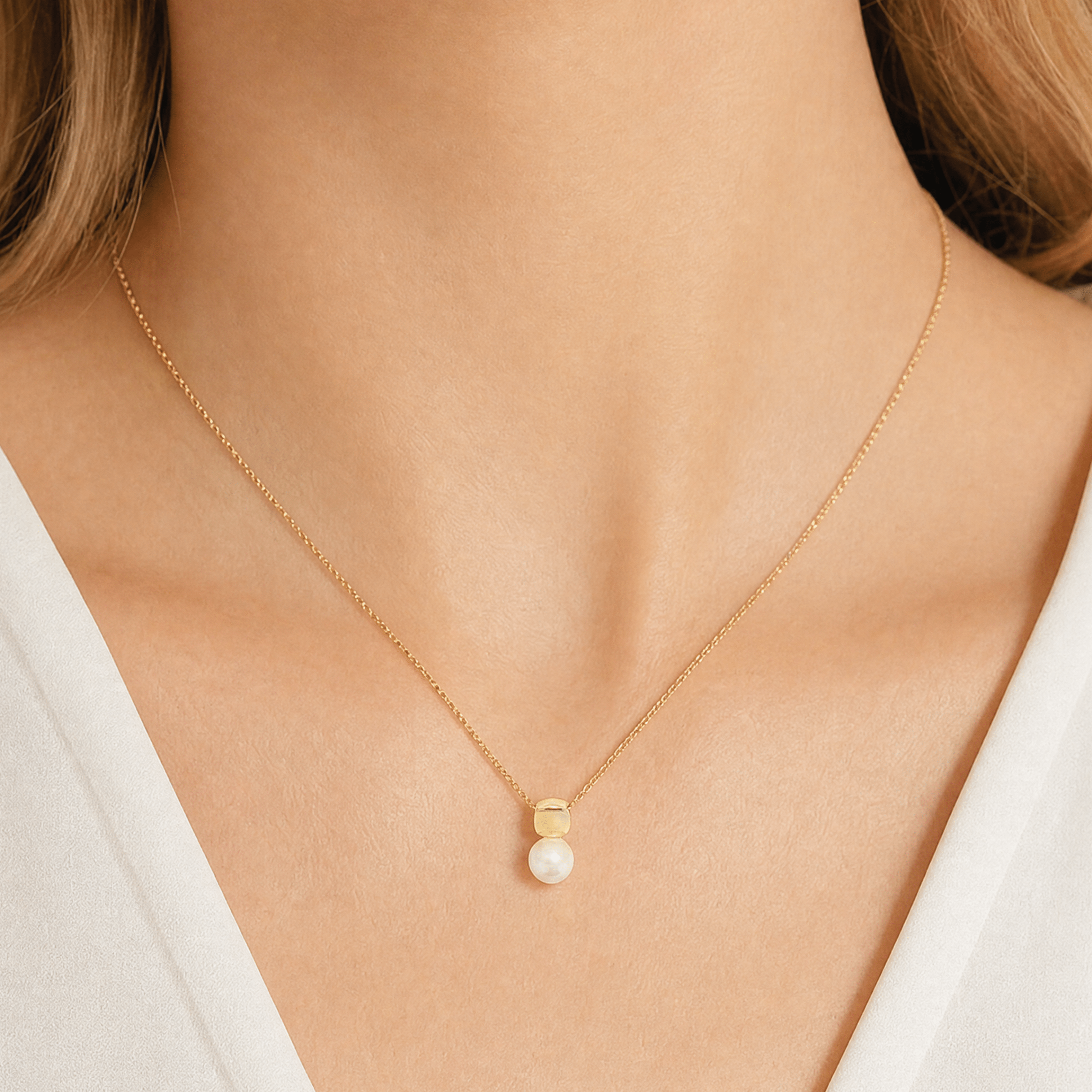 Collier Perla avec sa perle de nacre en argent plaqué or porté au décolleté