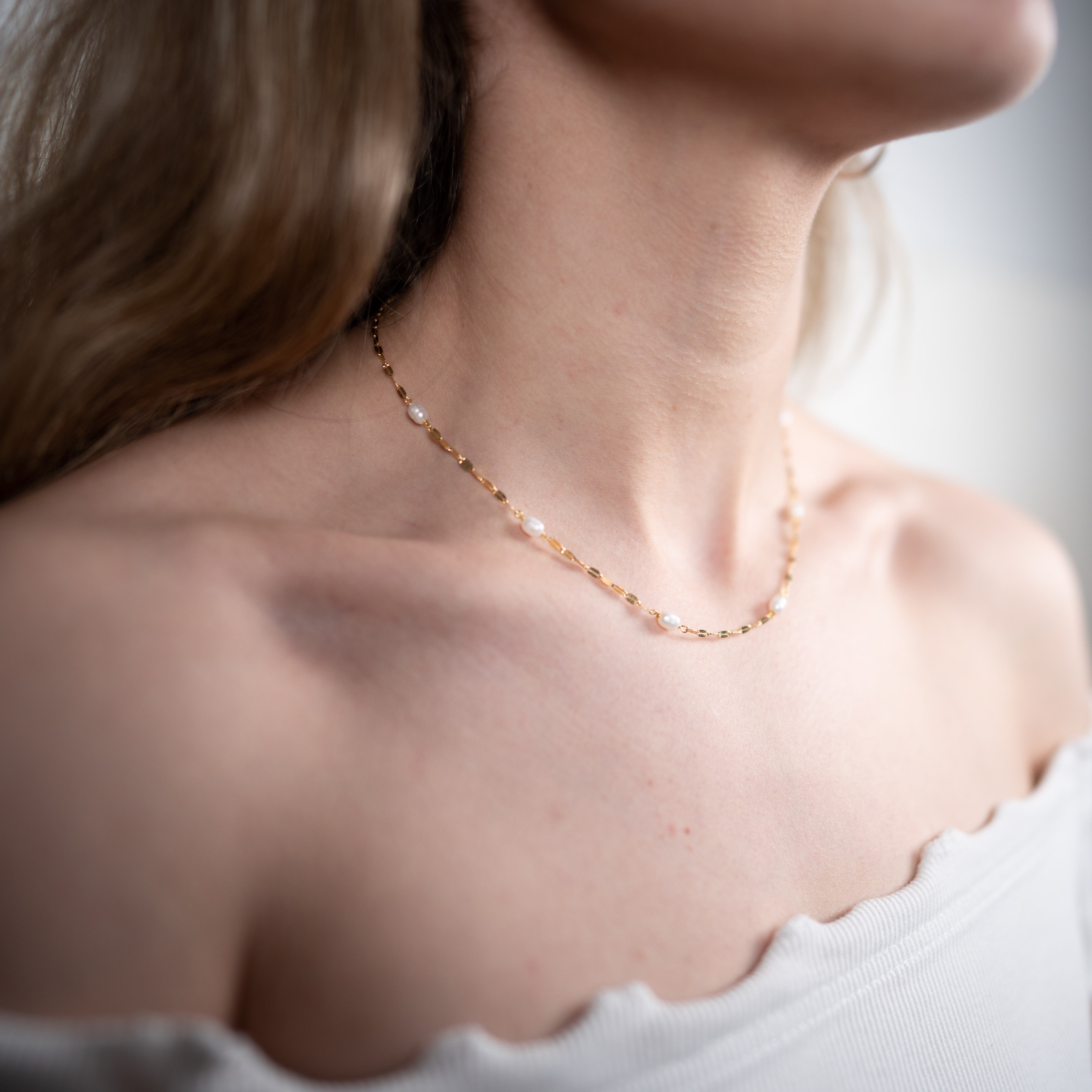 Collana di perle coltivate in argento 925, placcata in oro giallo e indossata