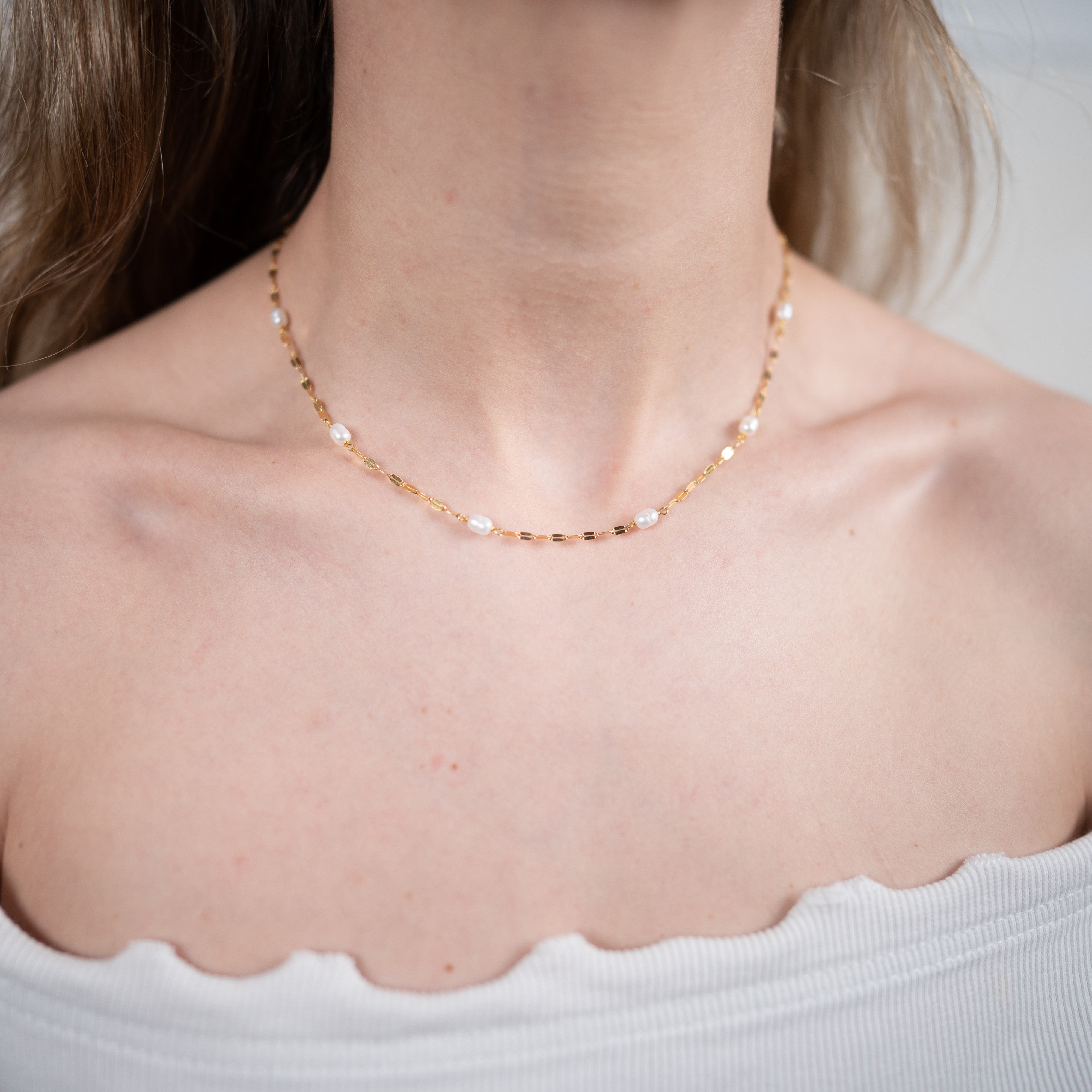 Collana di perle coltivate in argento 925 e placcata oro giallo indossata da una donna