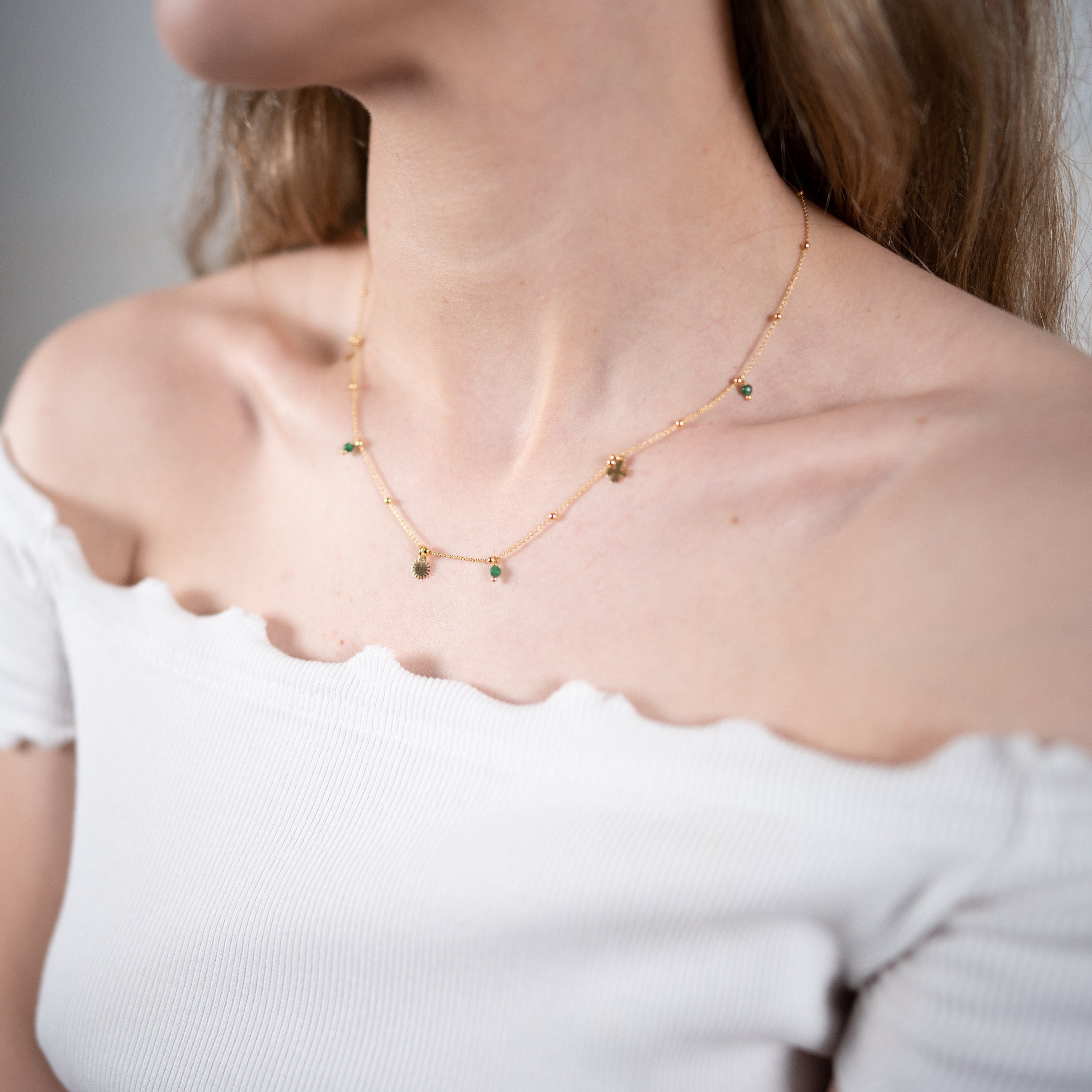 Collana di quarzo verde portafortuna in argento 925 con placcatura in oro giallo indossata da una donna