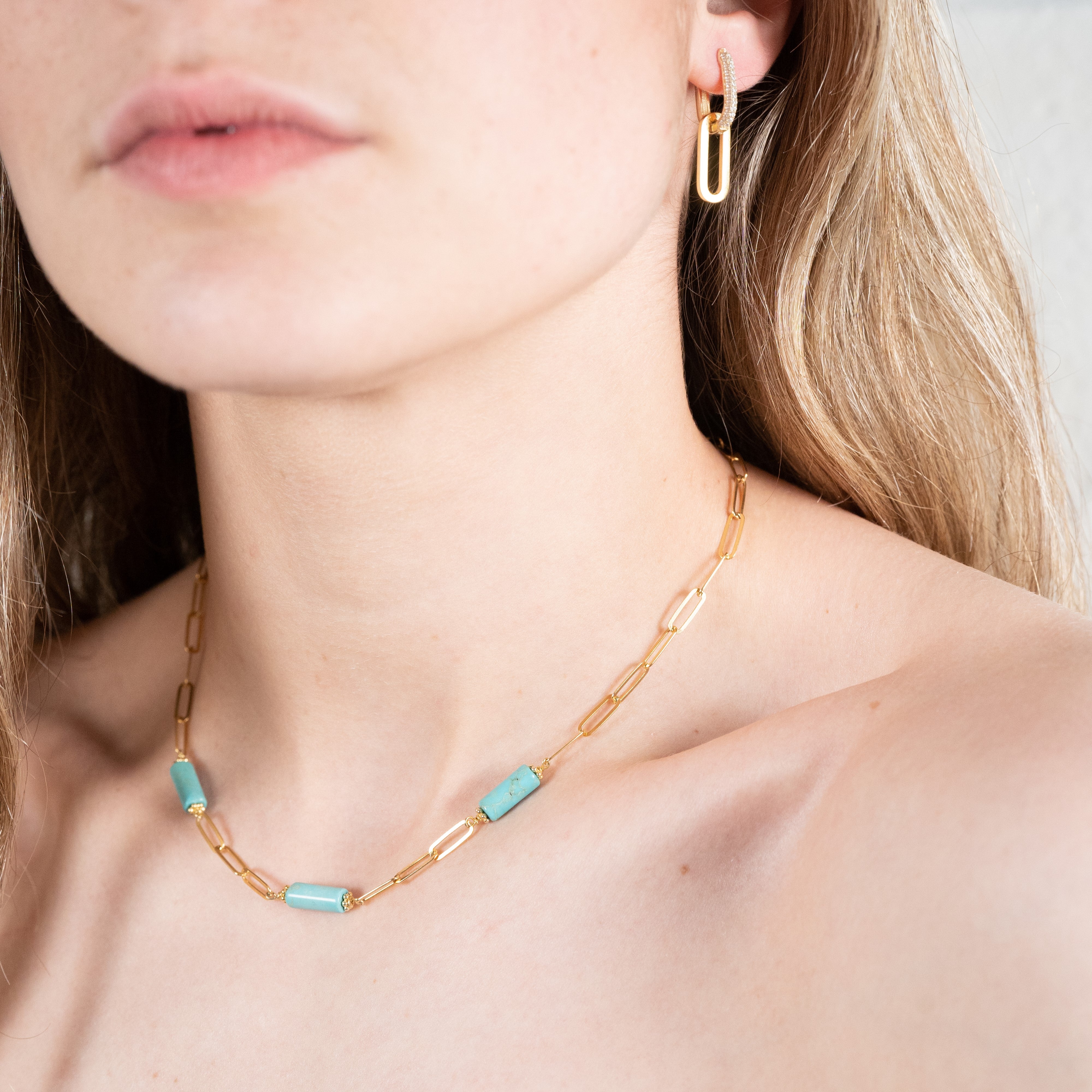 Collana da donna con pendenti in oro giallo e turchese e orecchini in zirconio
