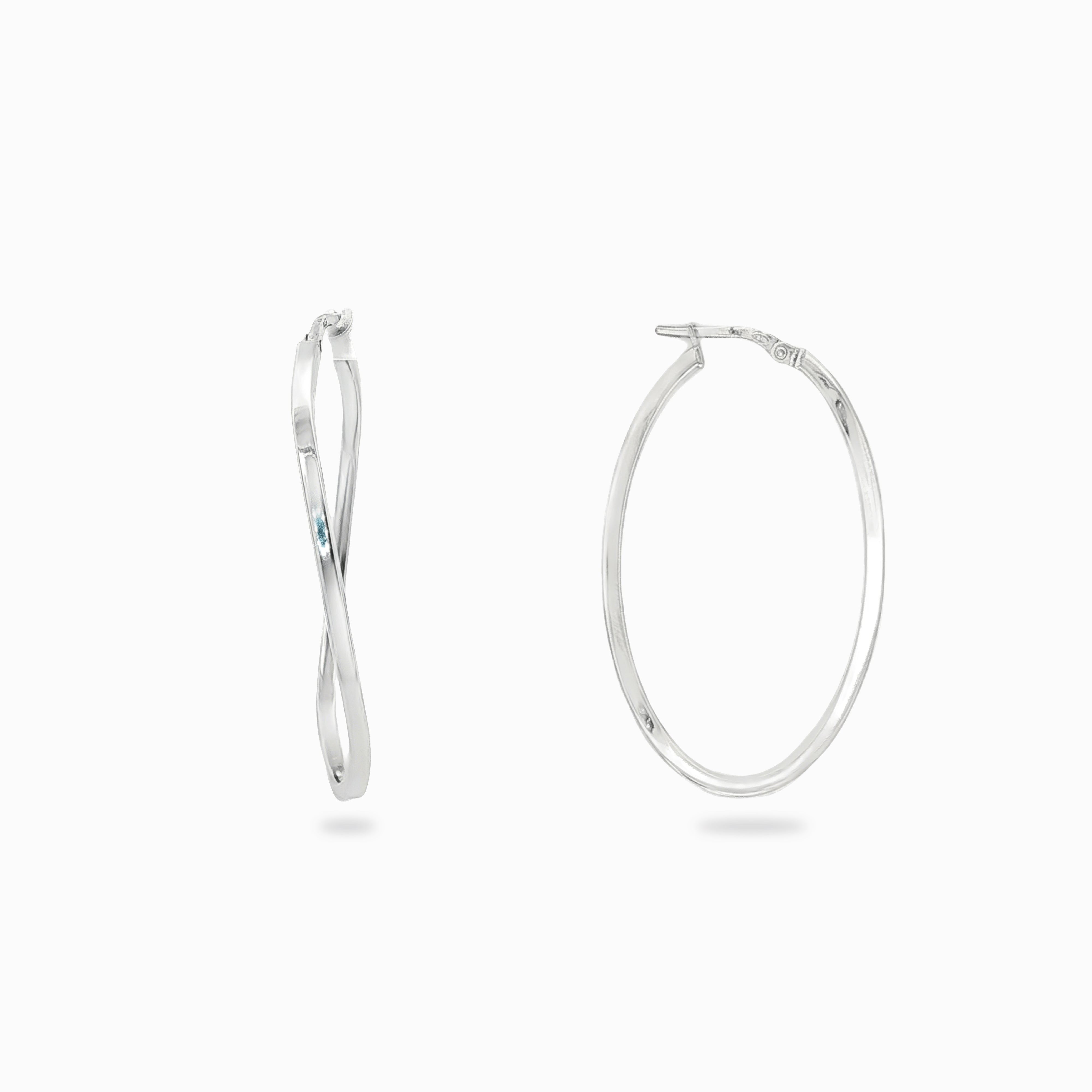 Grande créole en argent avec une vue de profil d'une boucle d'oreille