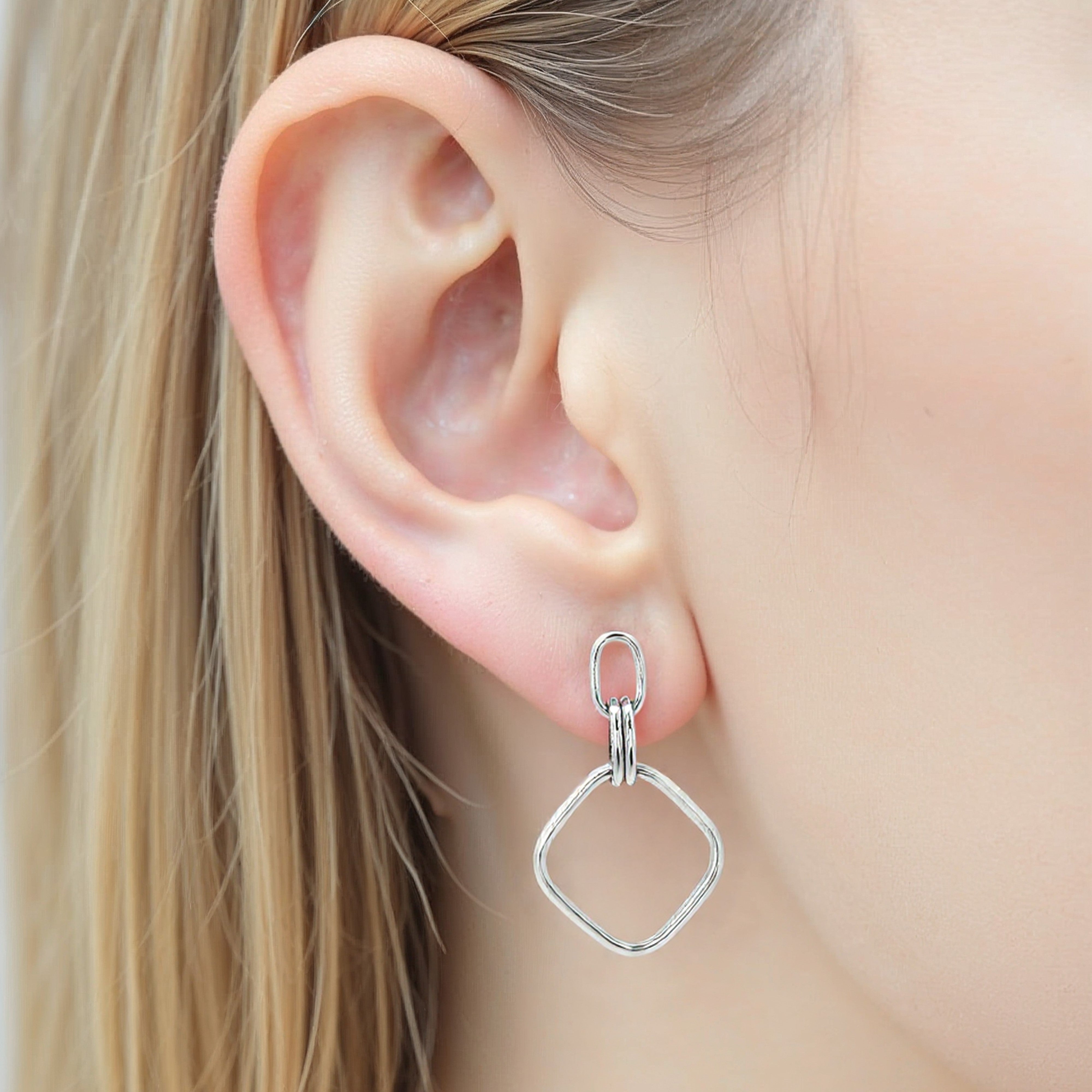 Femme boucle d'oreille pendante carree