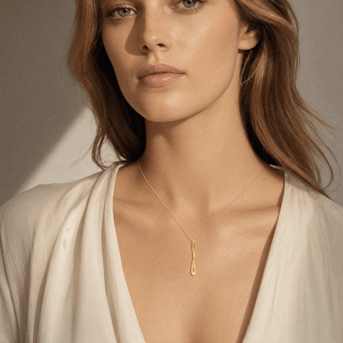 Femme portant le collier Miss Twist pendentif torsadé