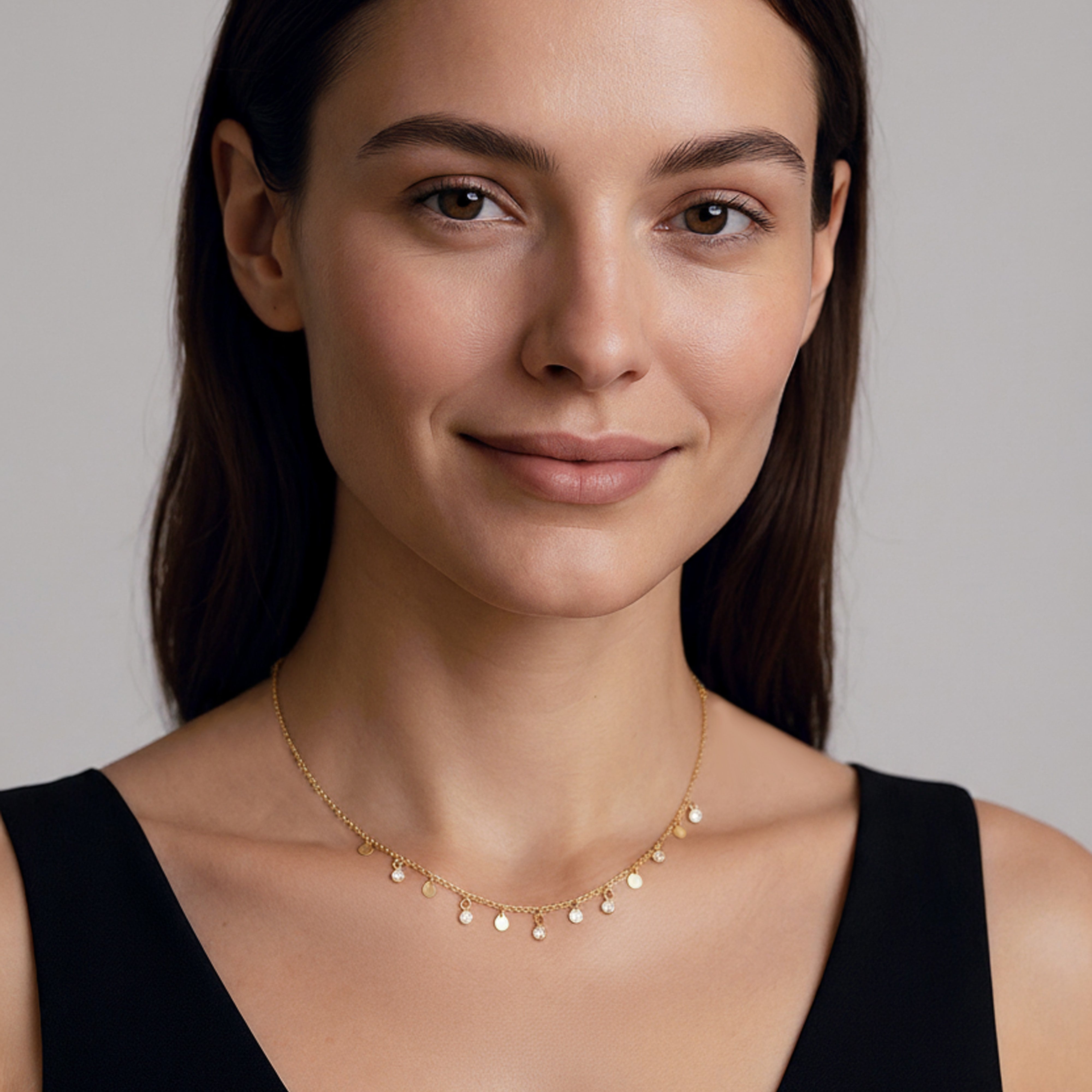 Collier charms avec zircons porté par une femme