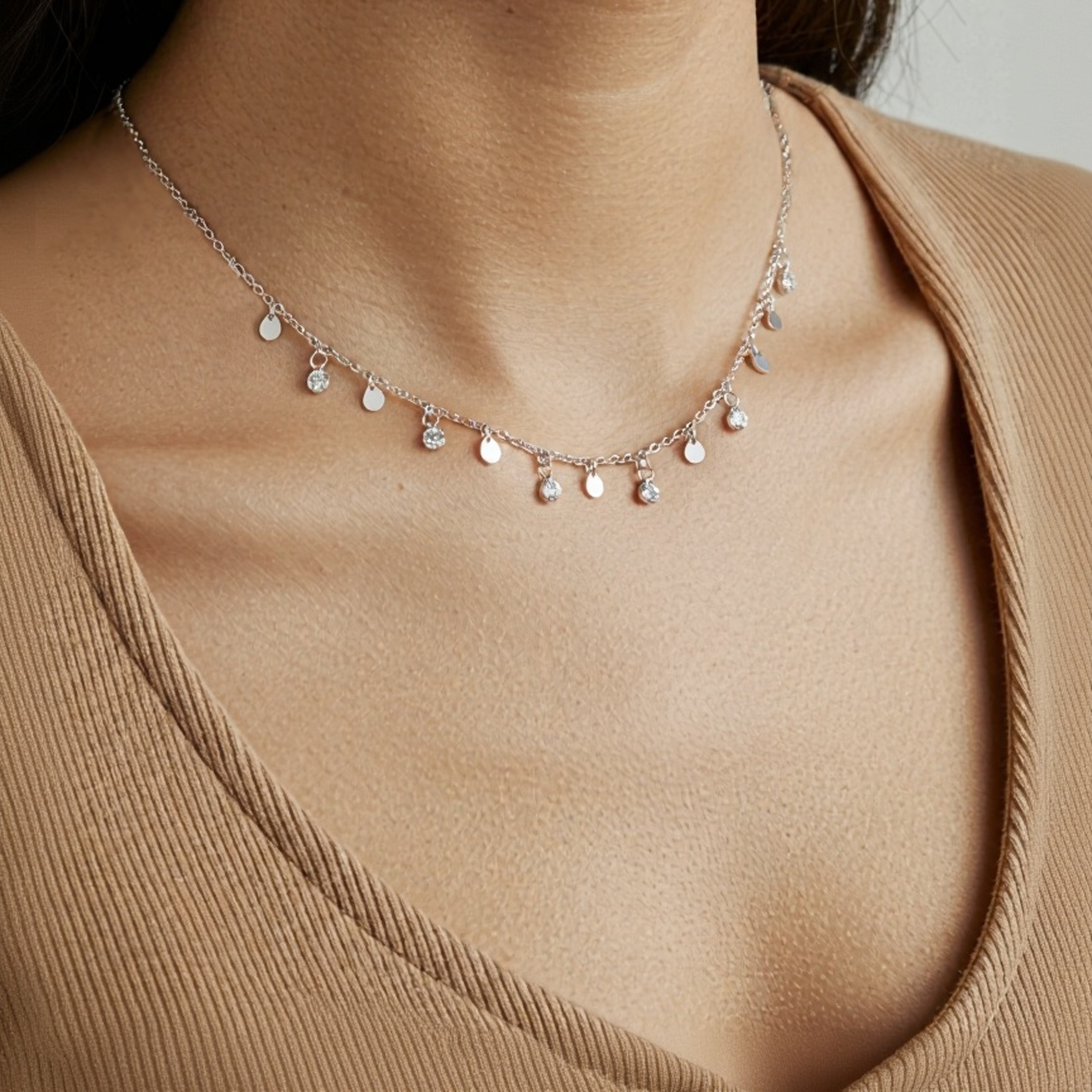 Collier charms en argent massif avec zircons porté au cou