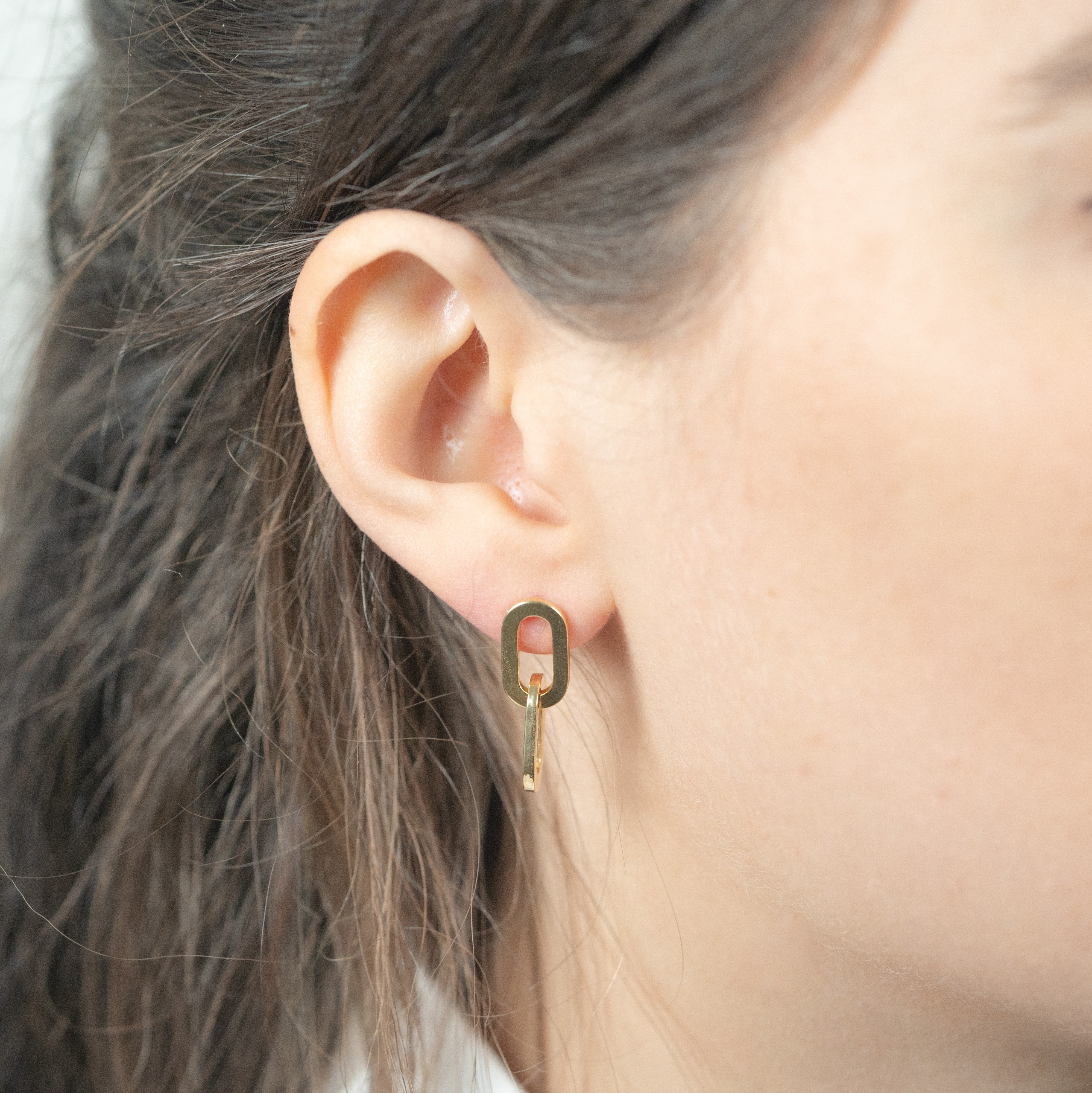 Boucles d'oreilles maillon couleur or jaune portée à l'oreille