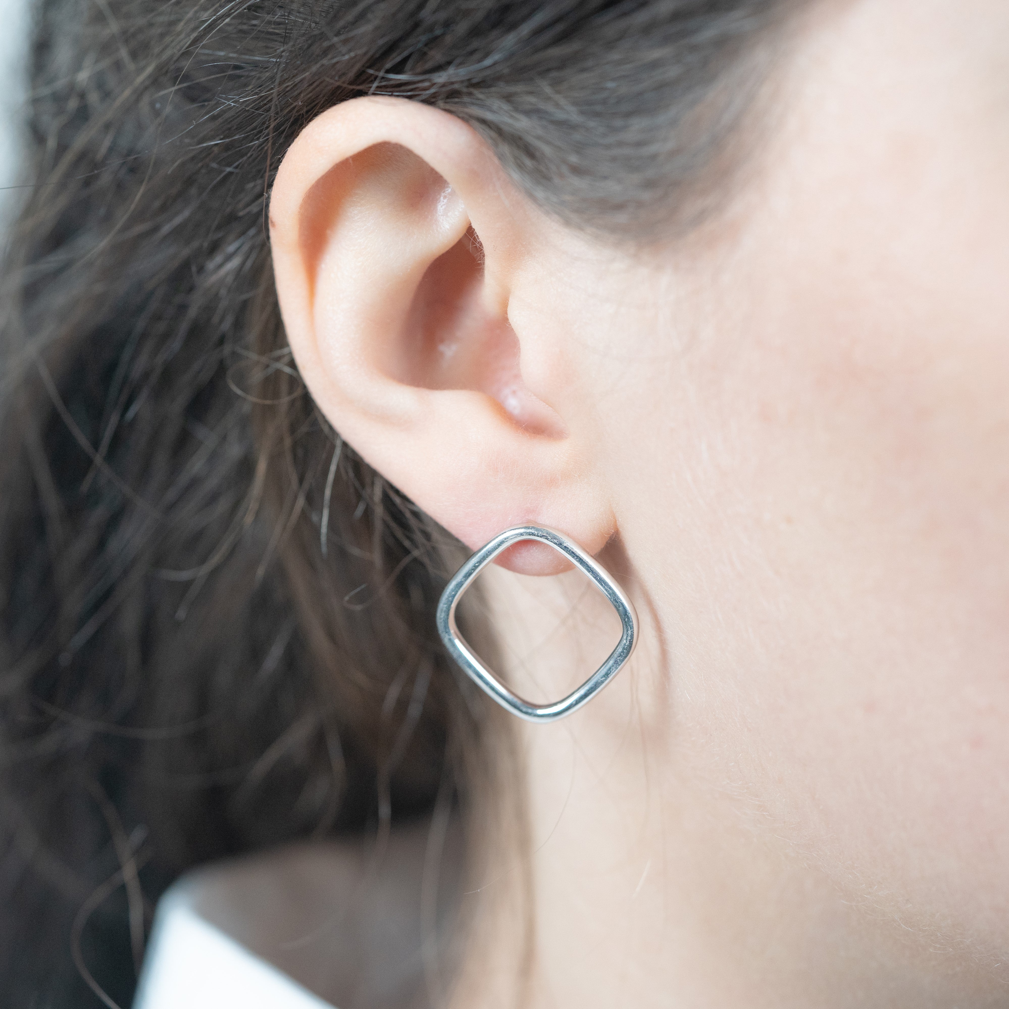 Boucles d'oreilles losanges couleur argent petit modèle