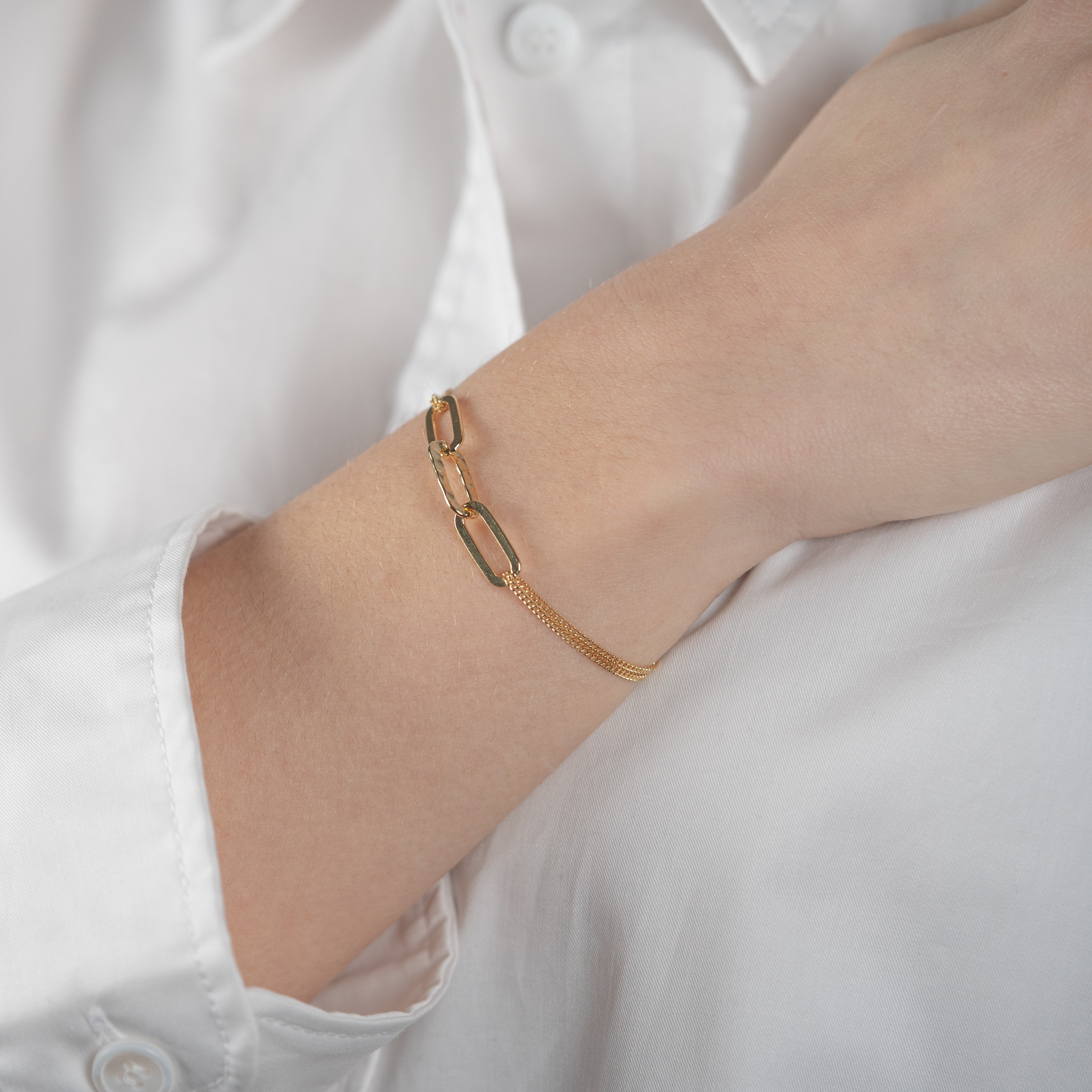 Bracciale in argento placcato oro giallo con tre maglie, di cui una con timbro