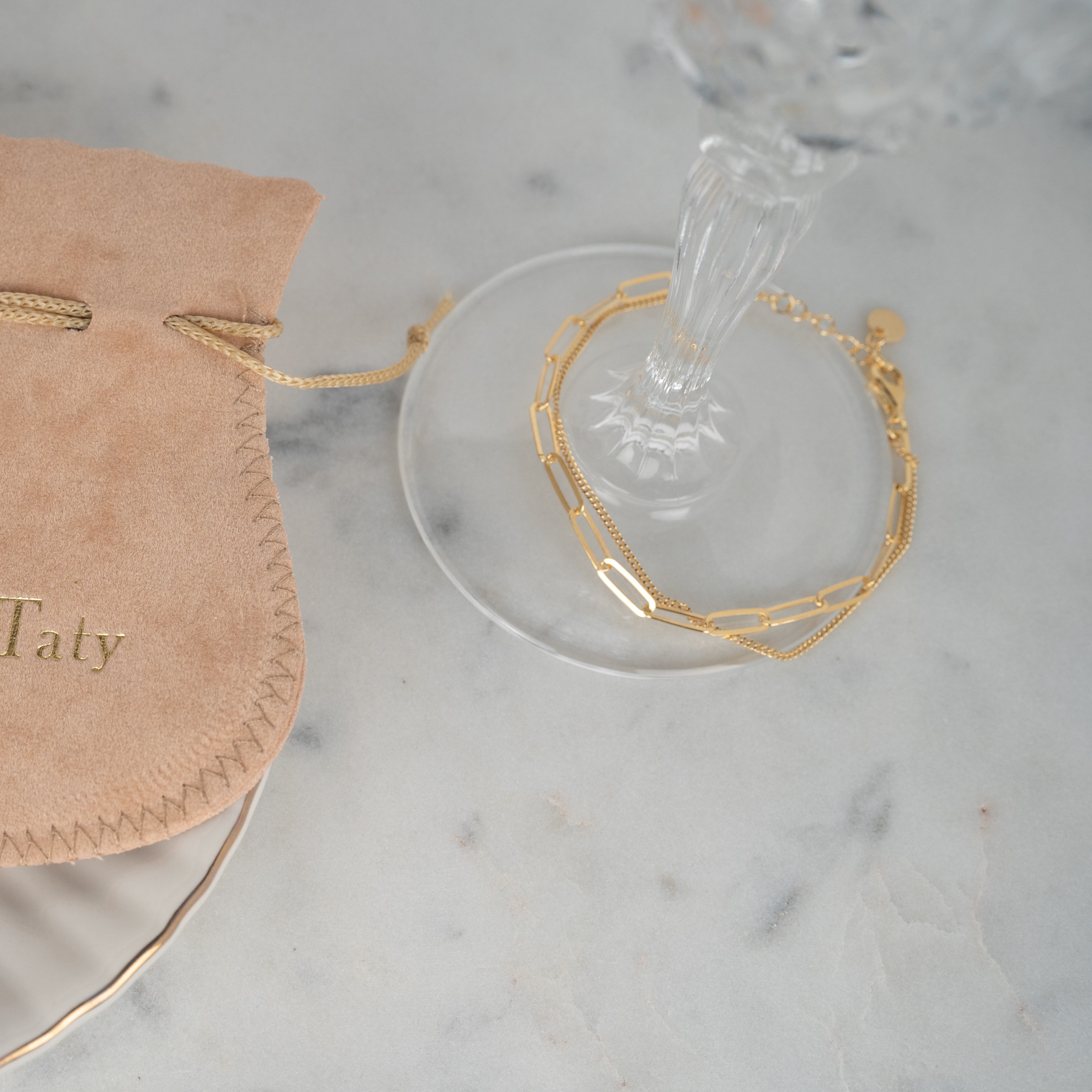 Bracelet deux chaînes en argent couleur or jaune entourant un verre en crystal