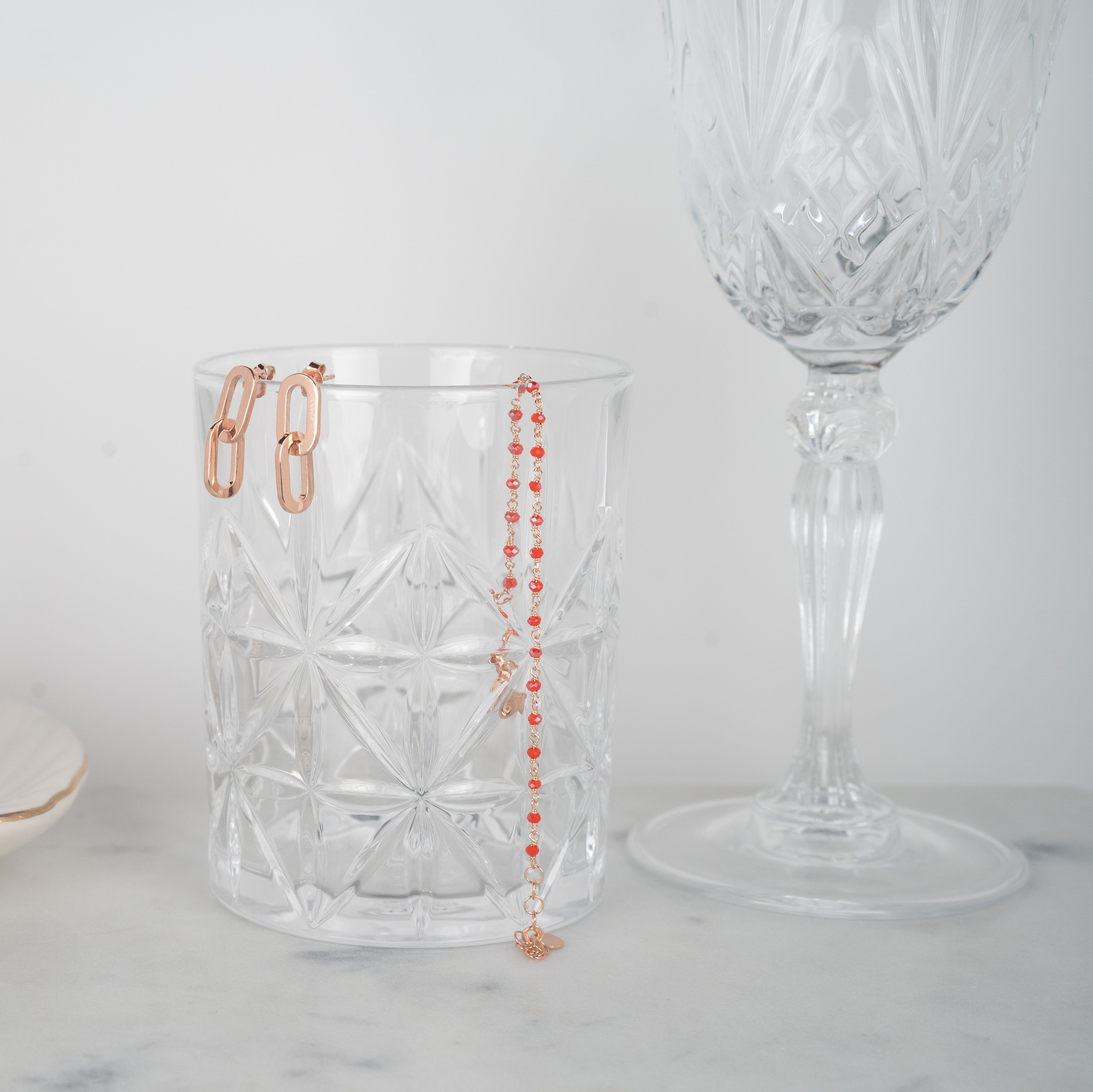 Karneol-Armband aus 925er Silber mit Roségoldauflage auf einem Glas stehend