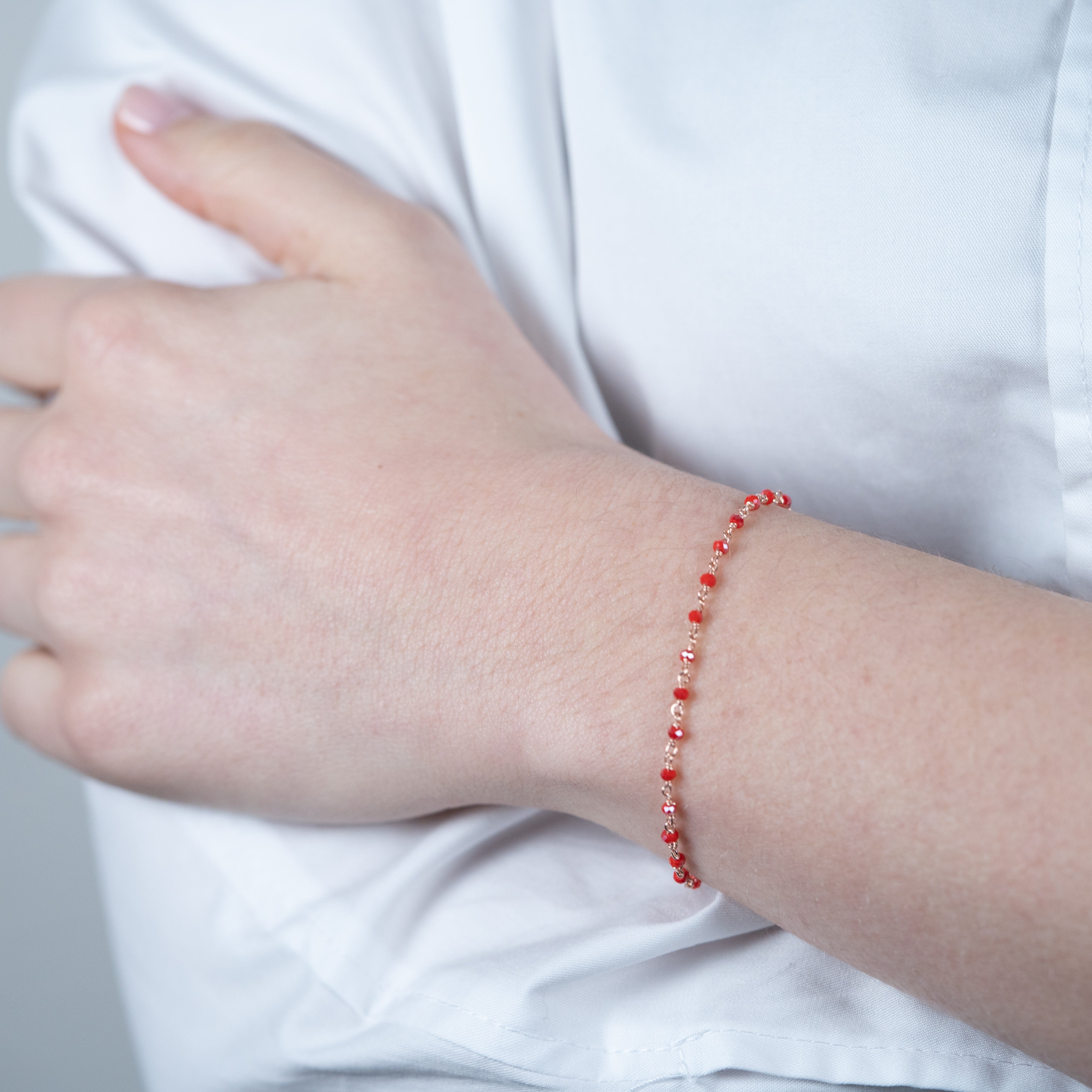 Karneol-Armband aus 925er Silber in der Farbe Roségold, getragen mit einem weißen Hemd