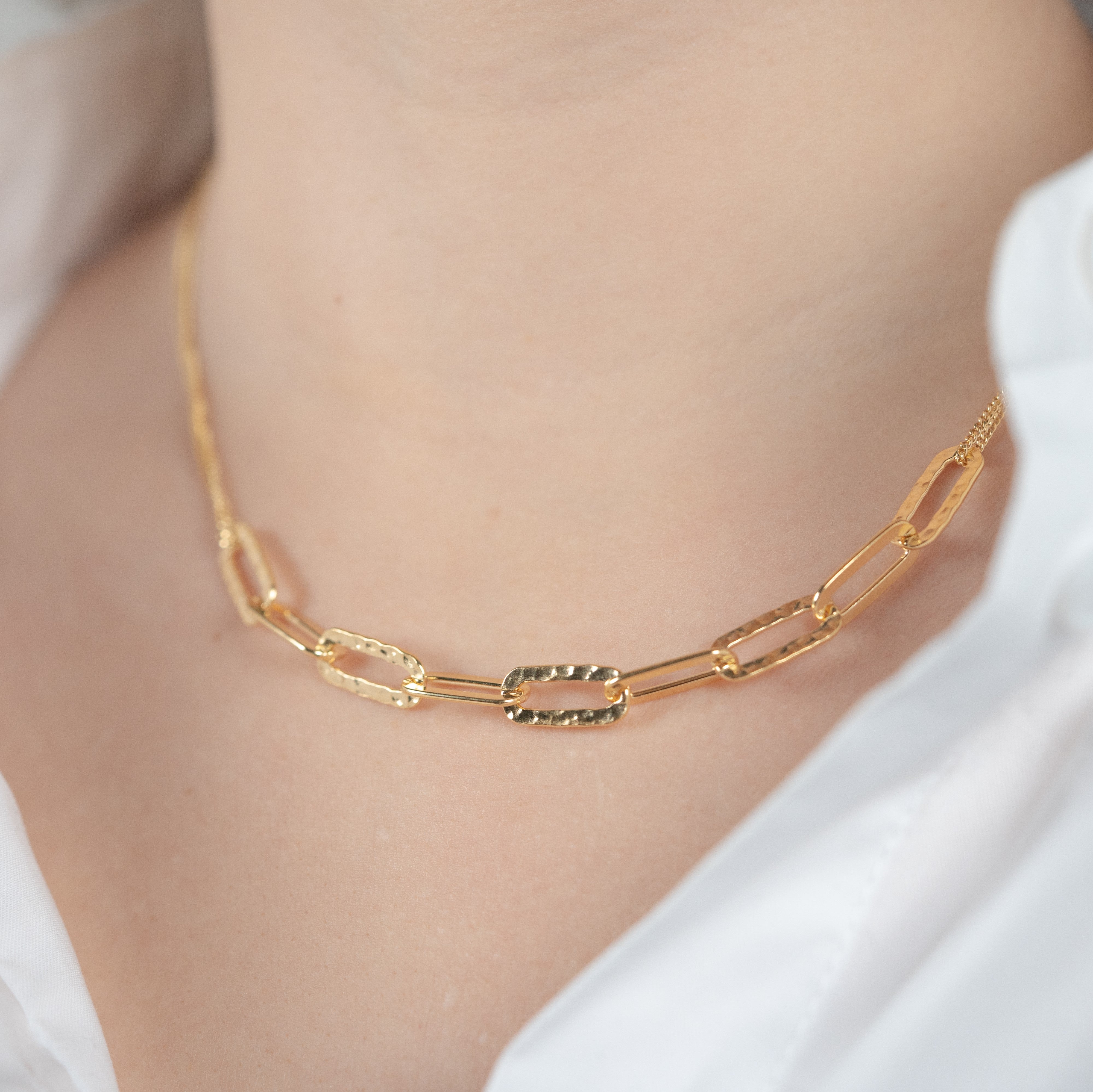 Collier maillon en argent 925 plaqué or jaune porté avec une chemise blanche