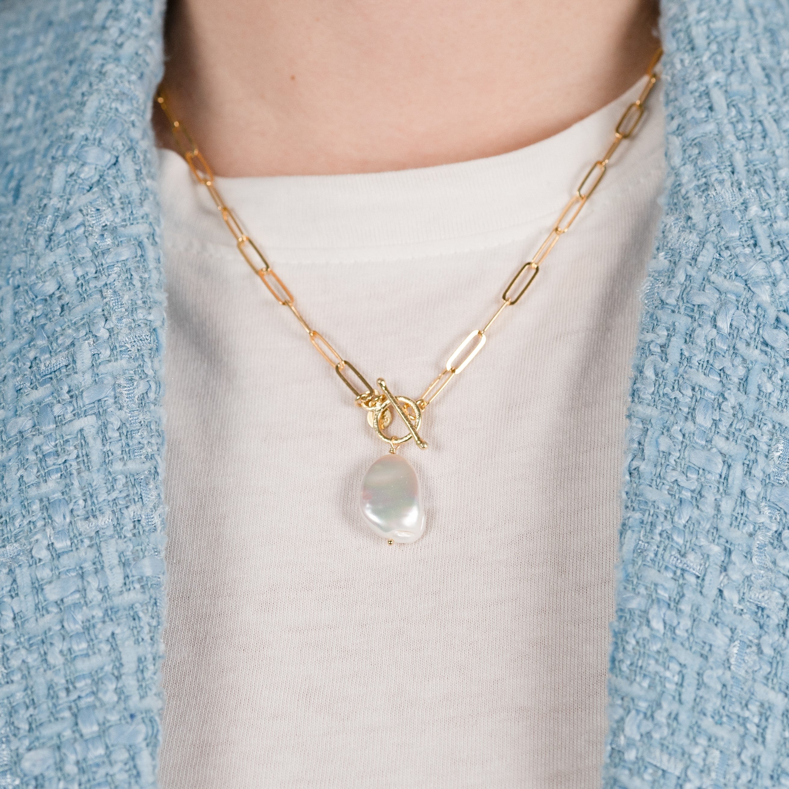 Zuchtperlenkette aus gelbgoldplattiertem 925er Silber und eine blaue Jacke