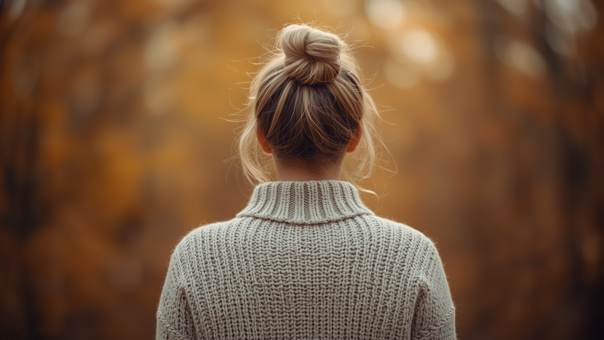 Femme porte un pull à col à roulé
