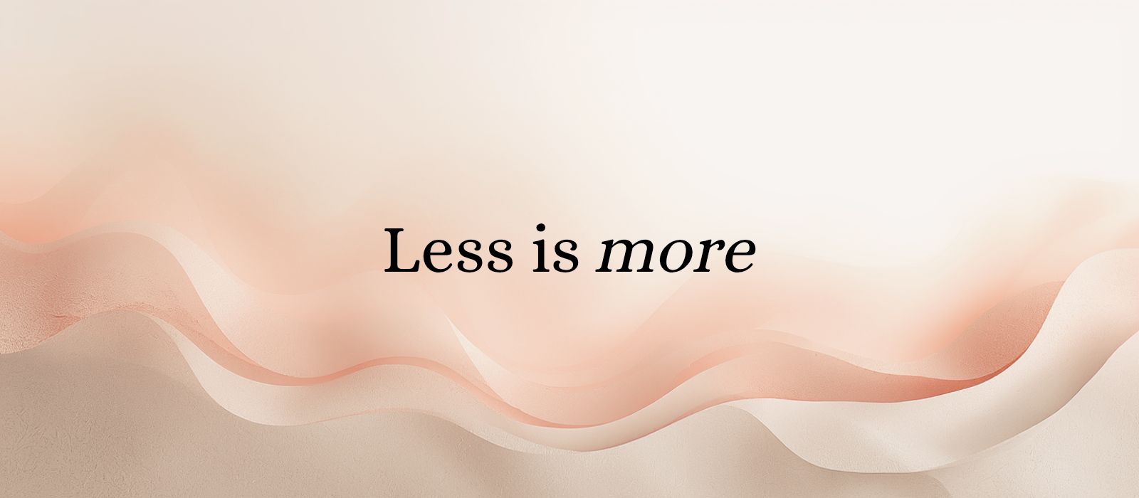 Une phrase "Less is more" écrite sur un fond couleur beige