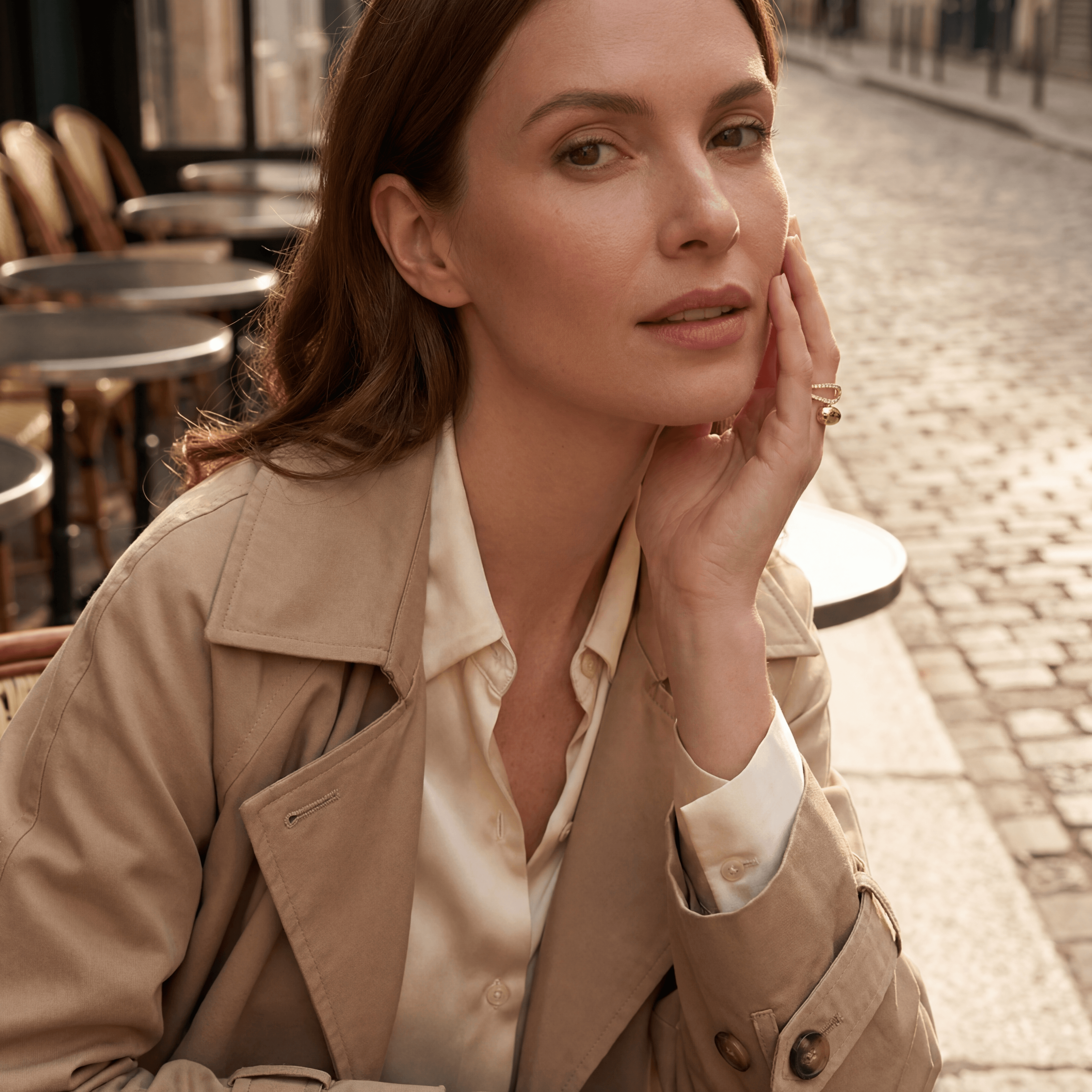 Bague bold zirconium portée par une femme assise dans un café
