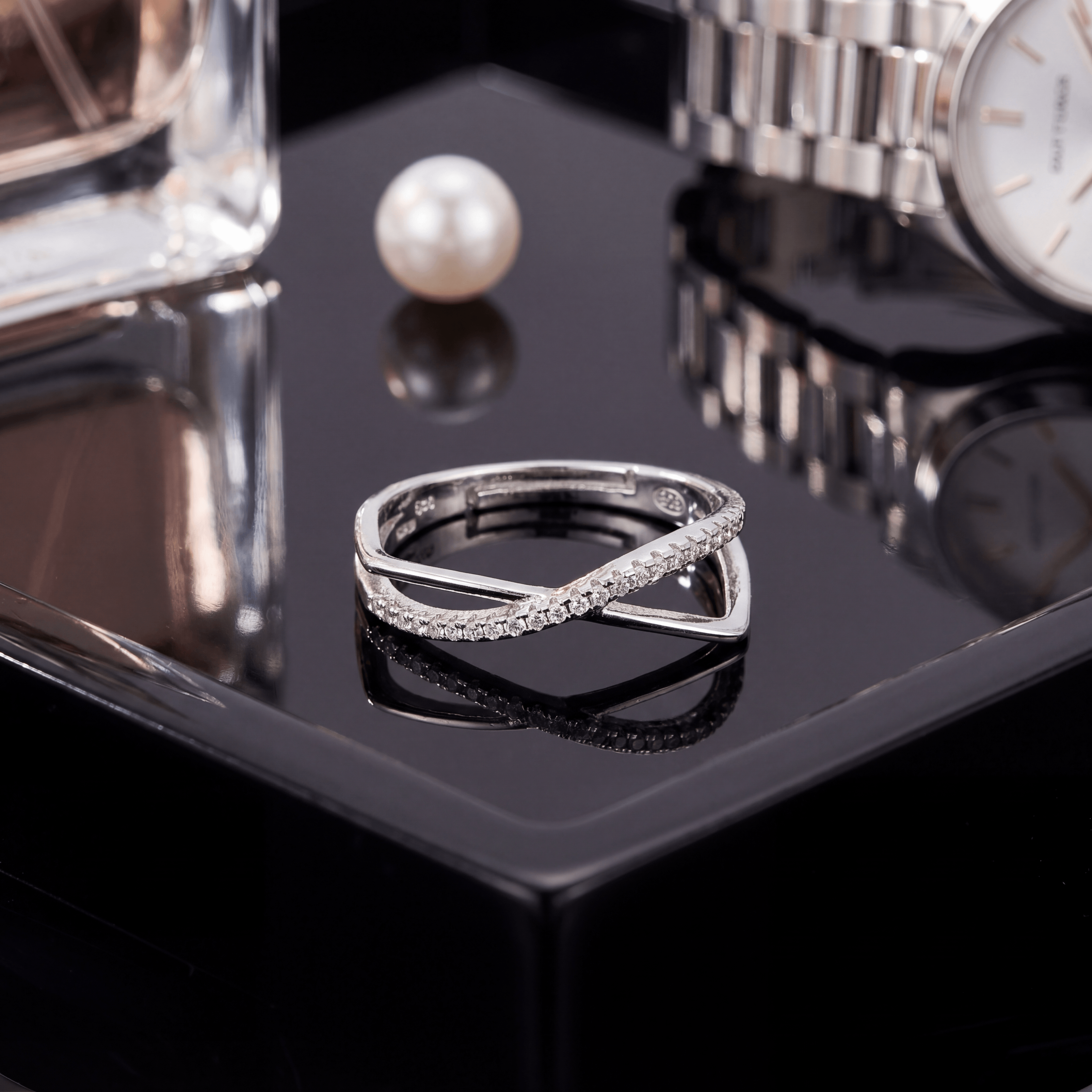Bague Duetto argent 925 pavée zircons posée sur une table noire