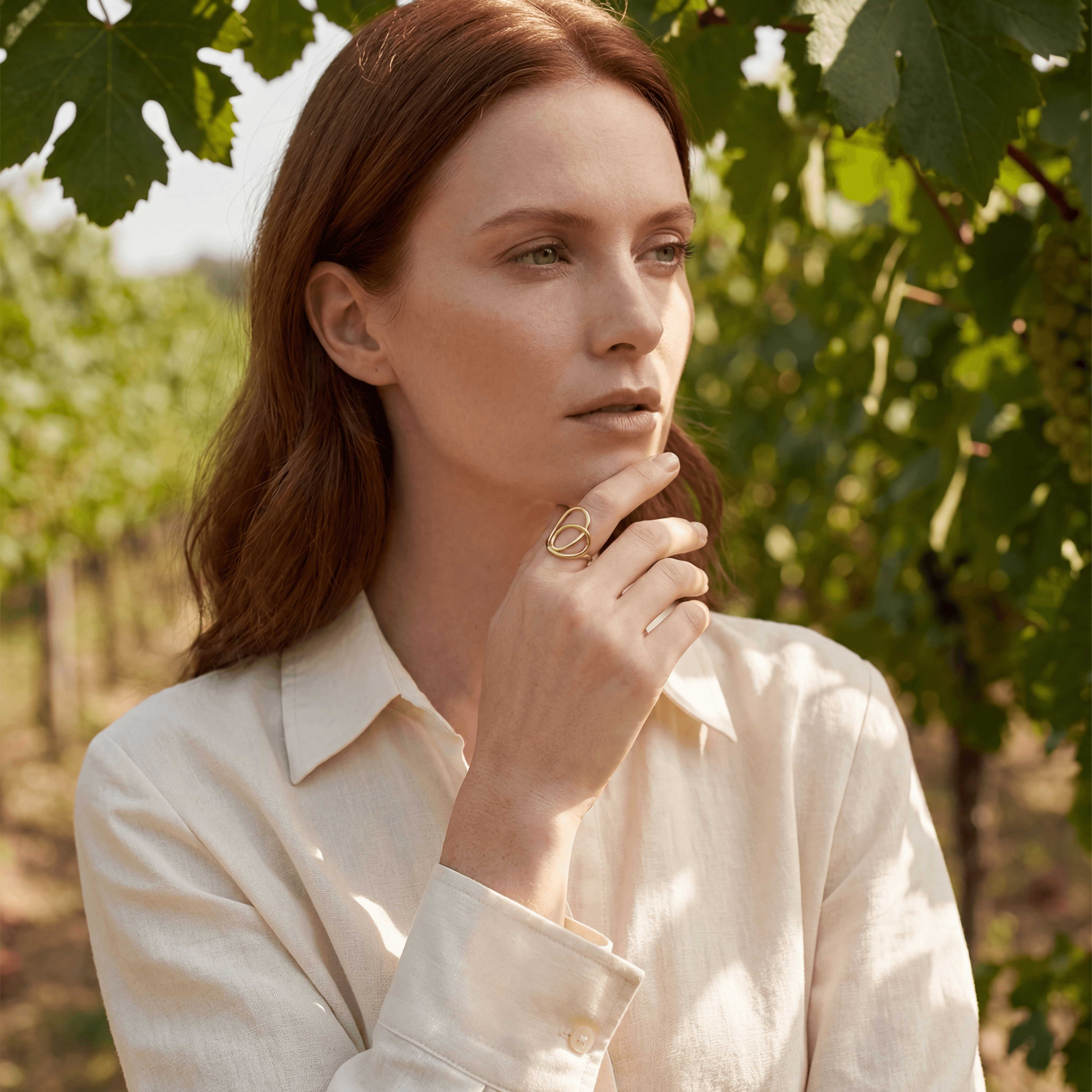Bague entrelacée plaquée or portée par un femme
