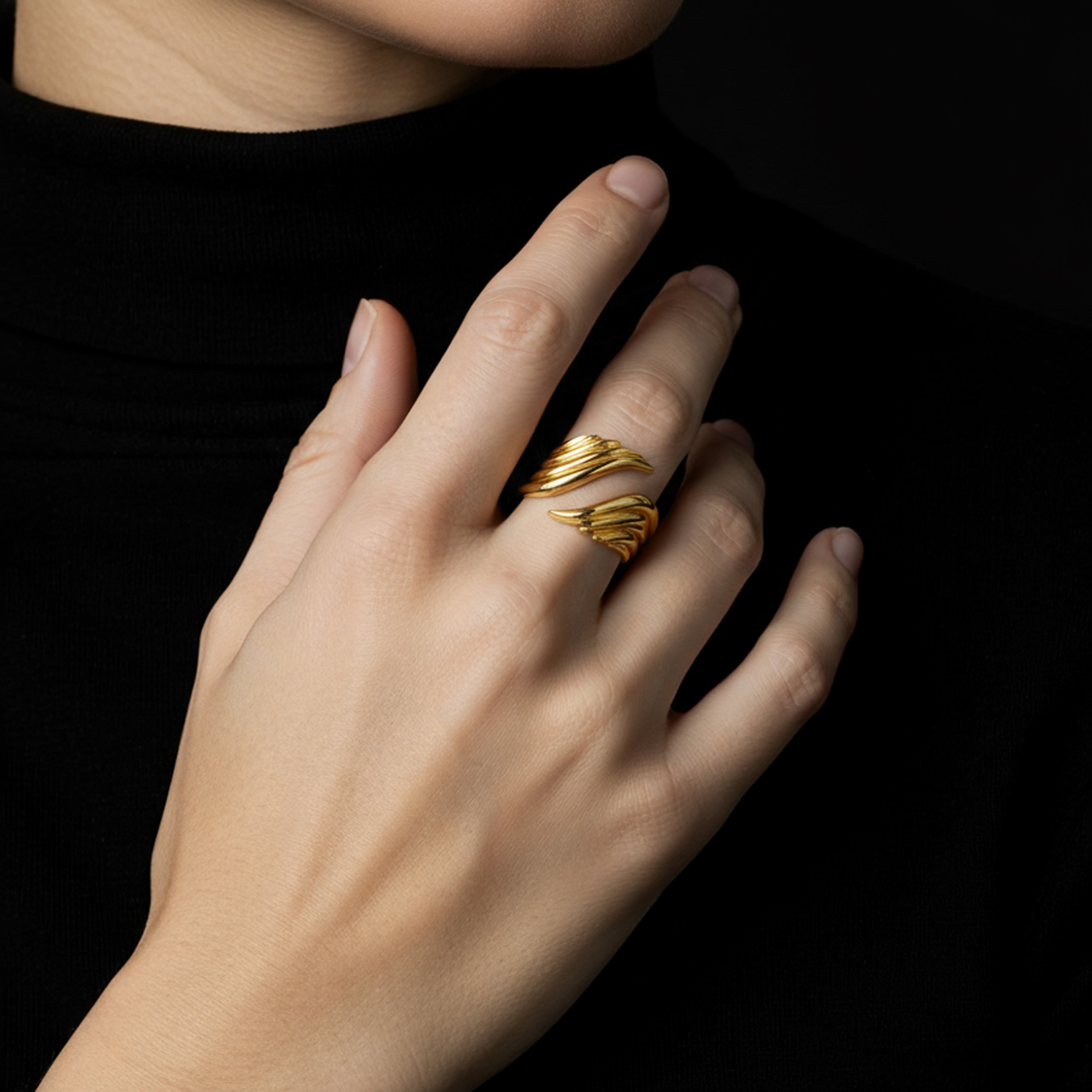 Bague aile d'ange en argent plaqué or portée par une femme