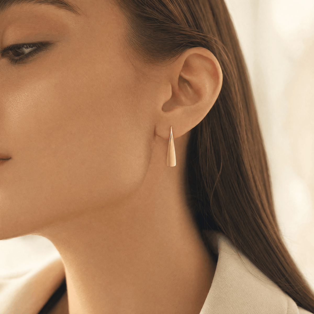 Femme vue de profil portant les boucles d'oreilles Lady Twist