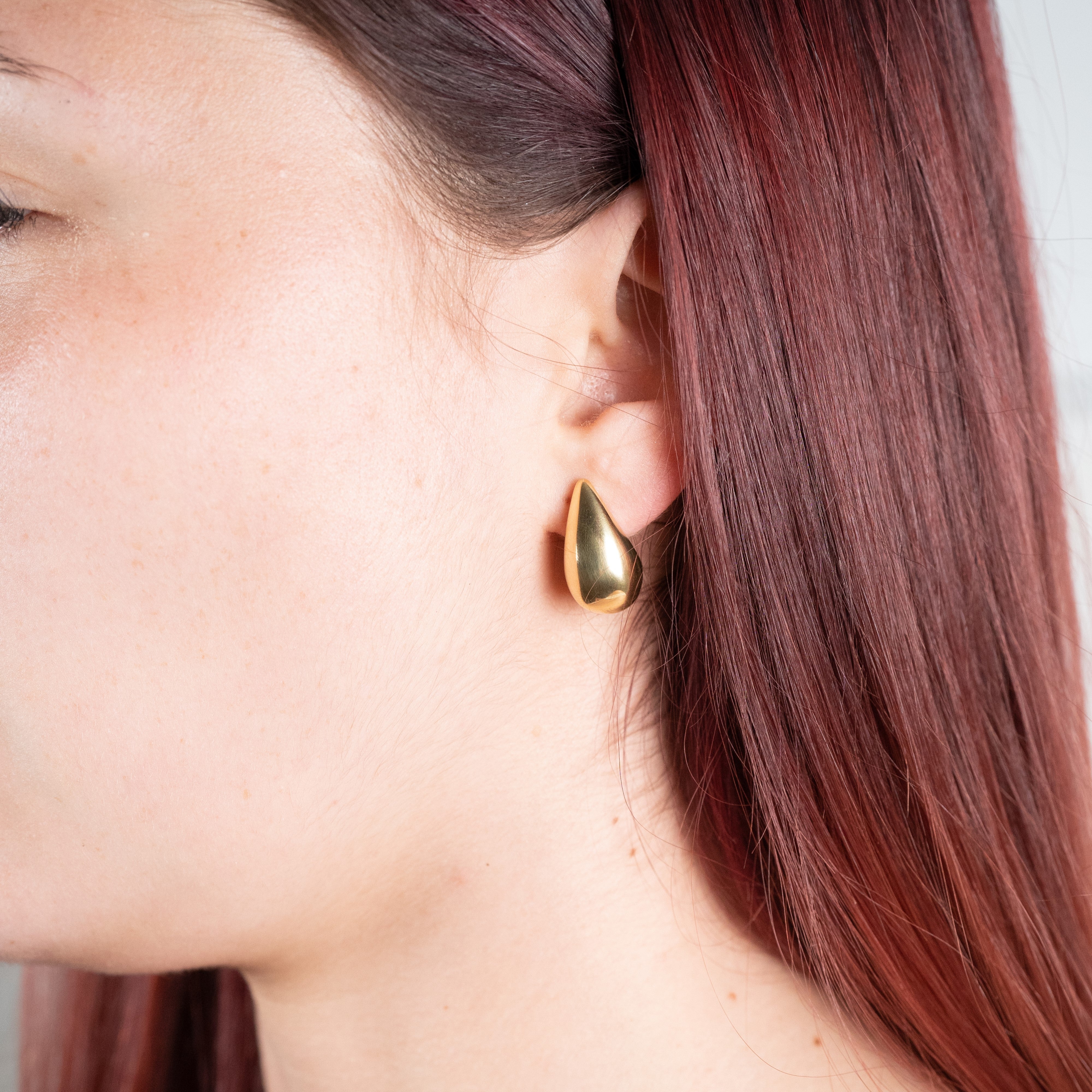 Boucles d'oreilles goutte d'eau en argent plaqué or jaune vues de profil