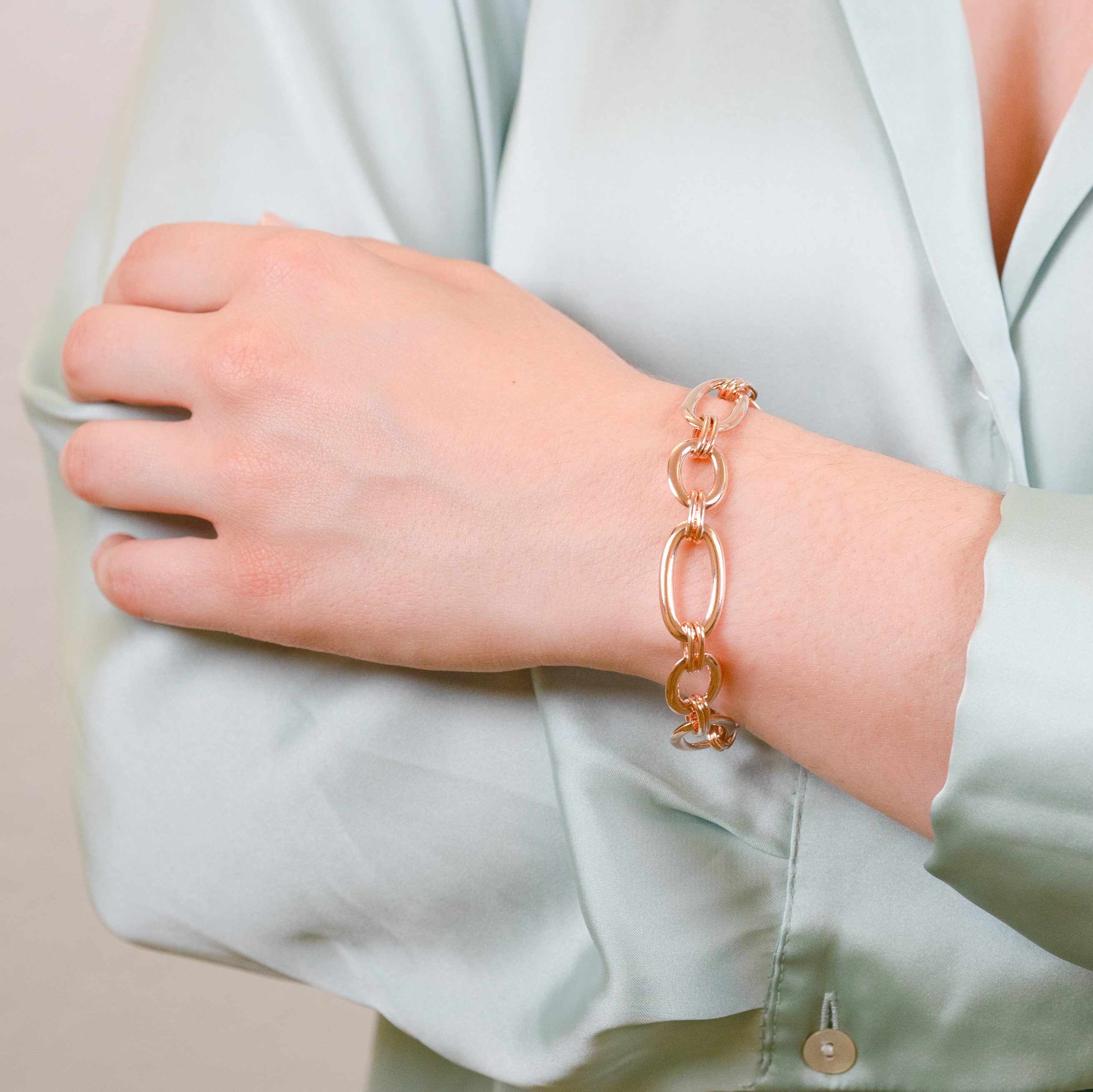 Bracelet gros maillon en argent 925 plaqué or rose porté par une femme