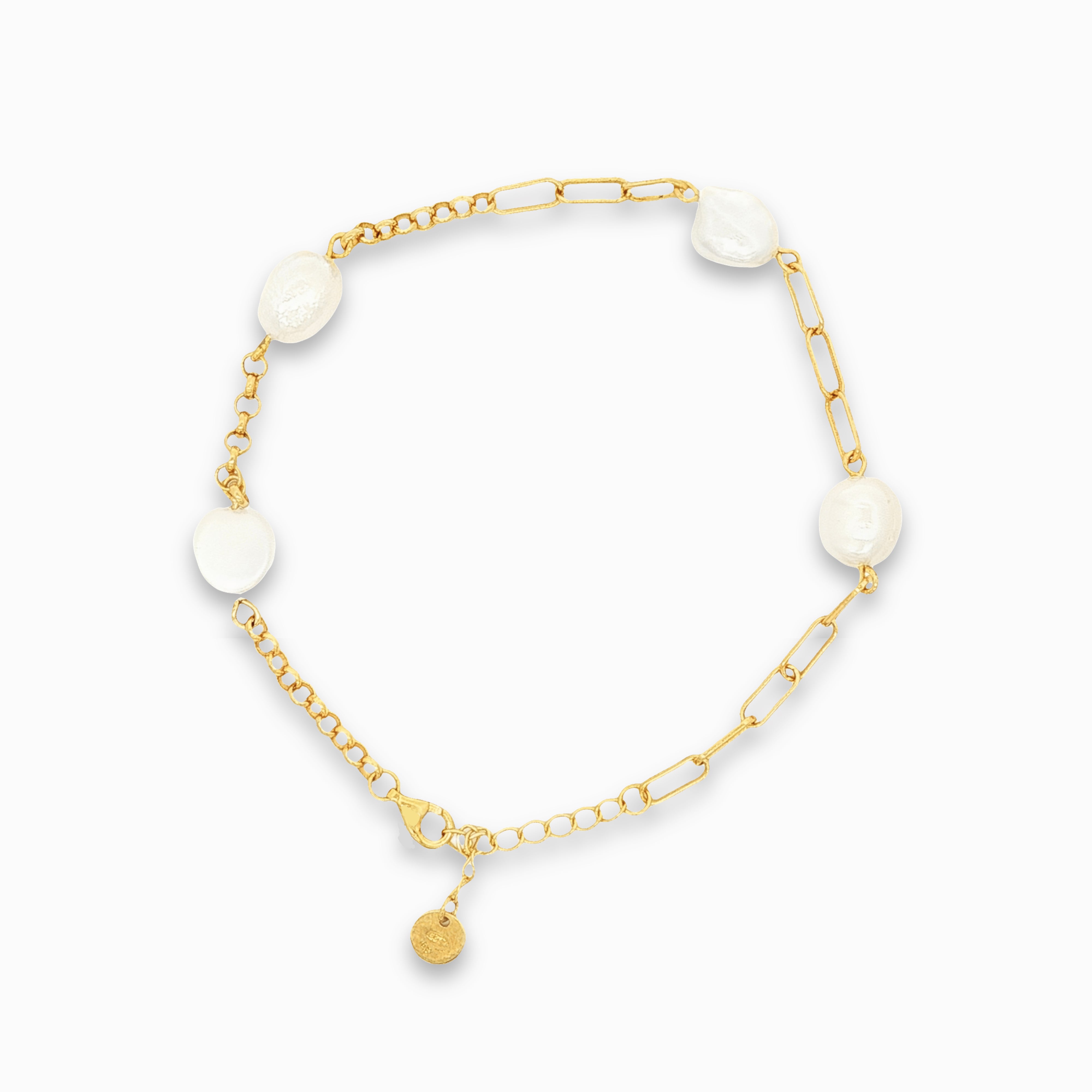 Bracciale di perle coltivate in argento placcato oro giallo con maglie e catena