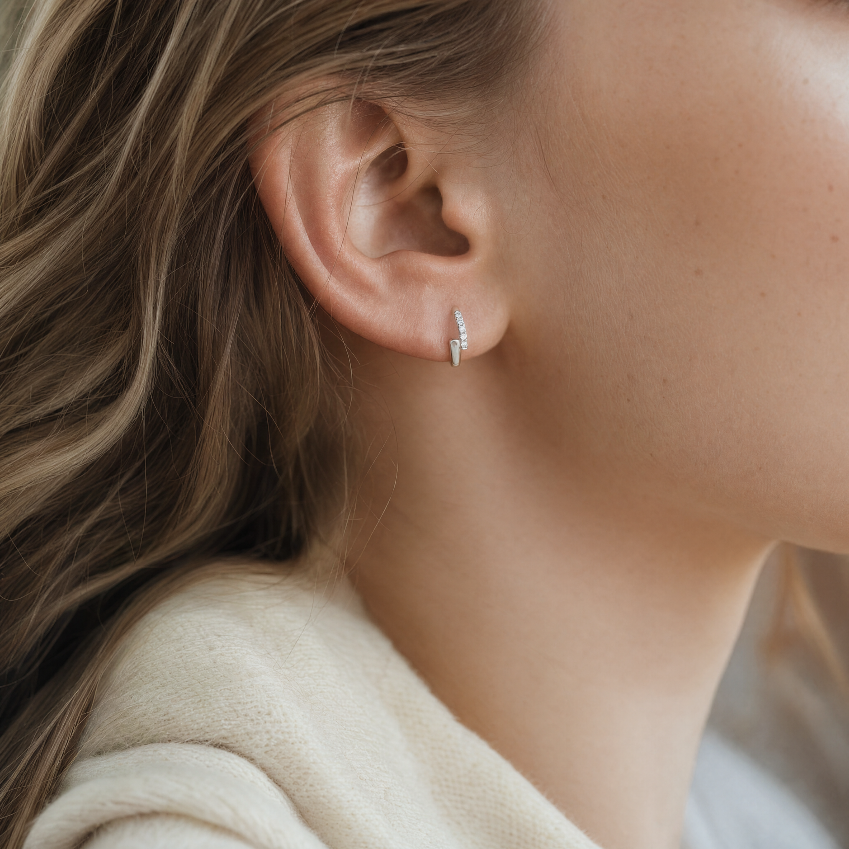 Une femme porte les petites créoles Arco
