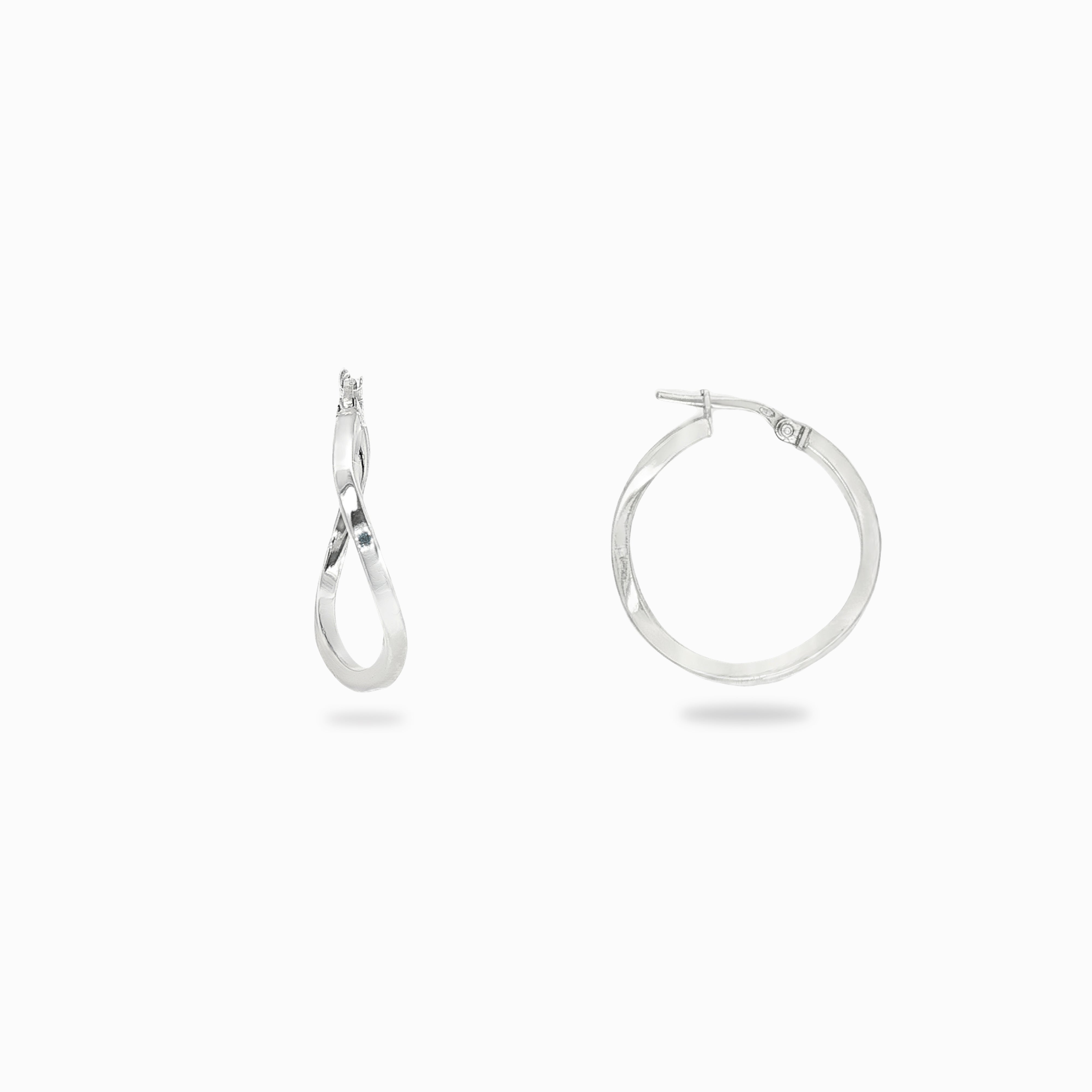 Créoles en argent massif rhodié avec un vue de profil de la boucle d'oreille