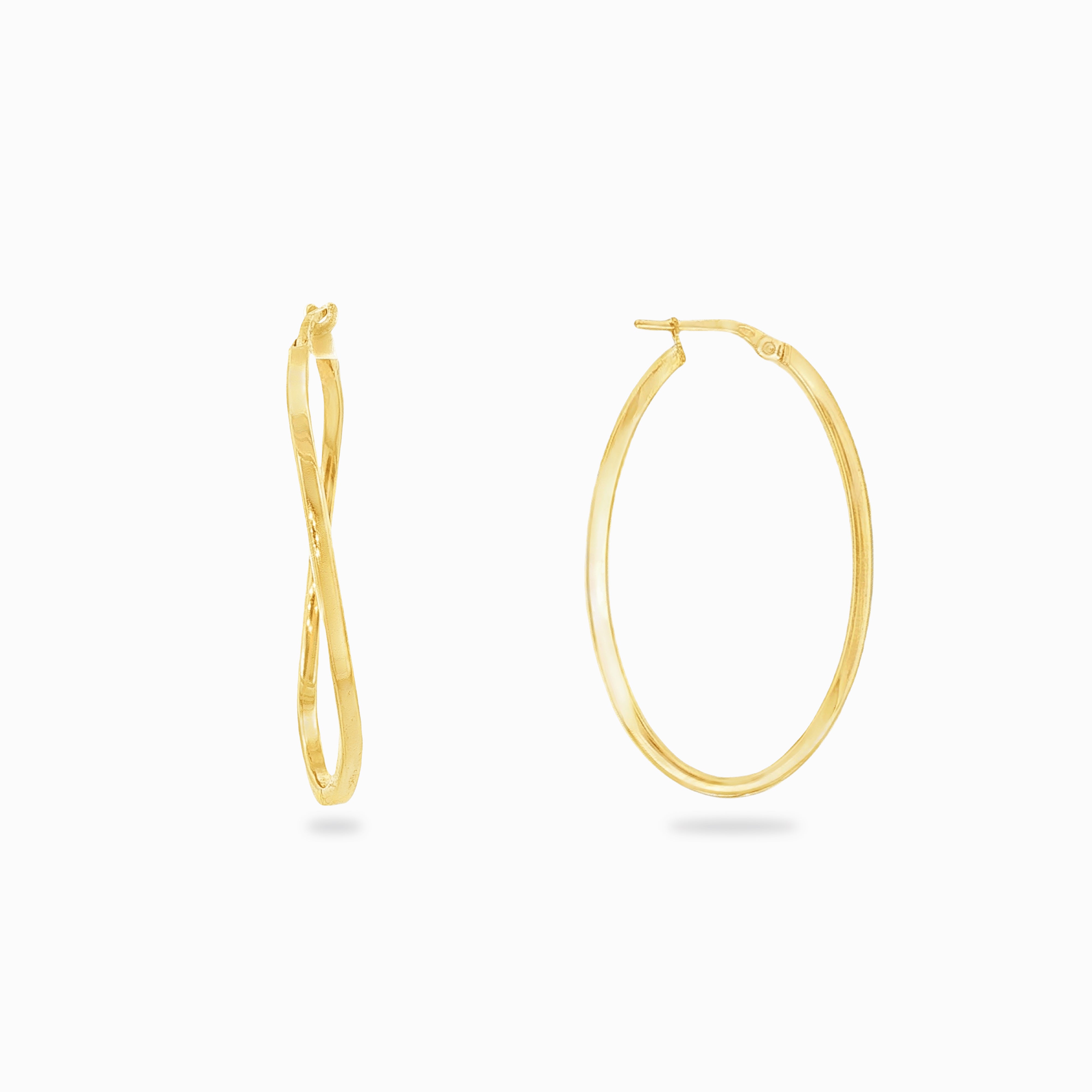 Créole ovale couleur or jaune avec une boucle vue de profil