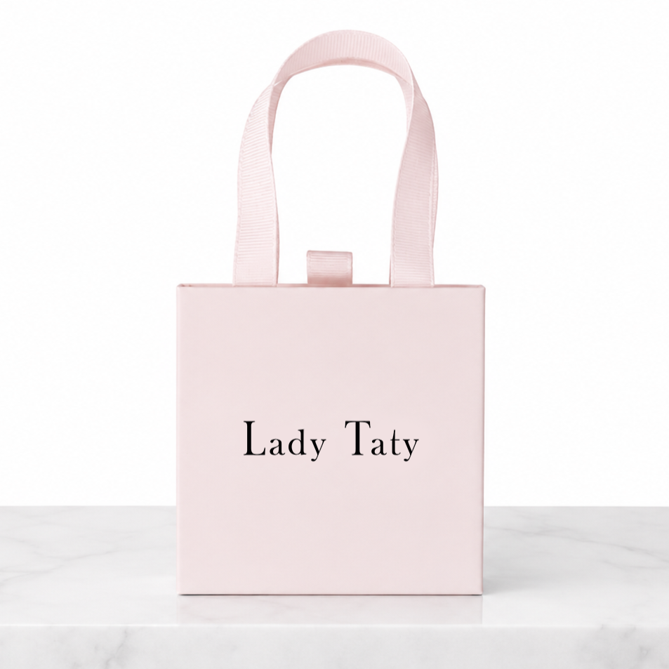 Écrin bijoux Lady Taty rose avec poignées ruban sur marbre blanc