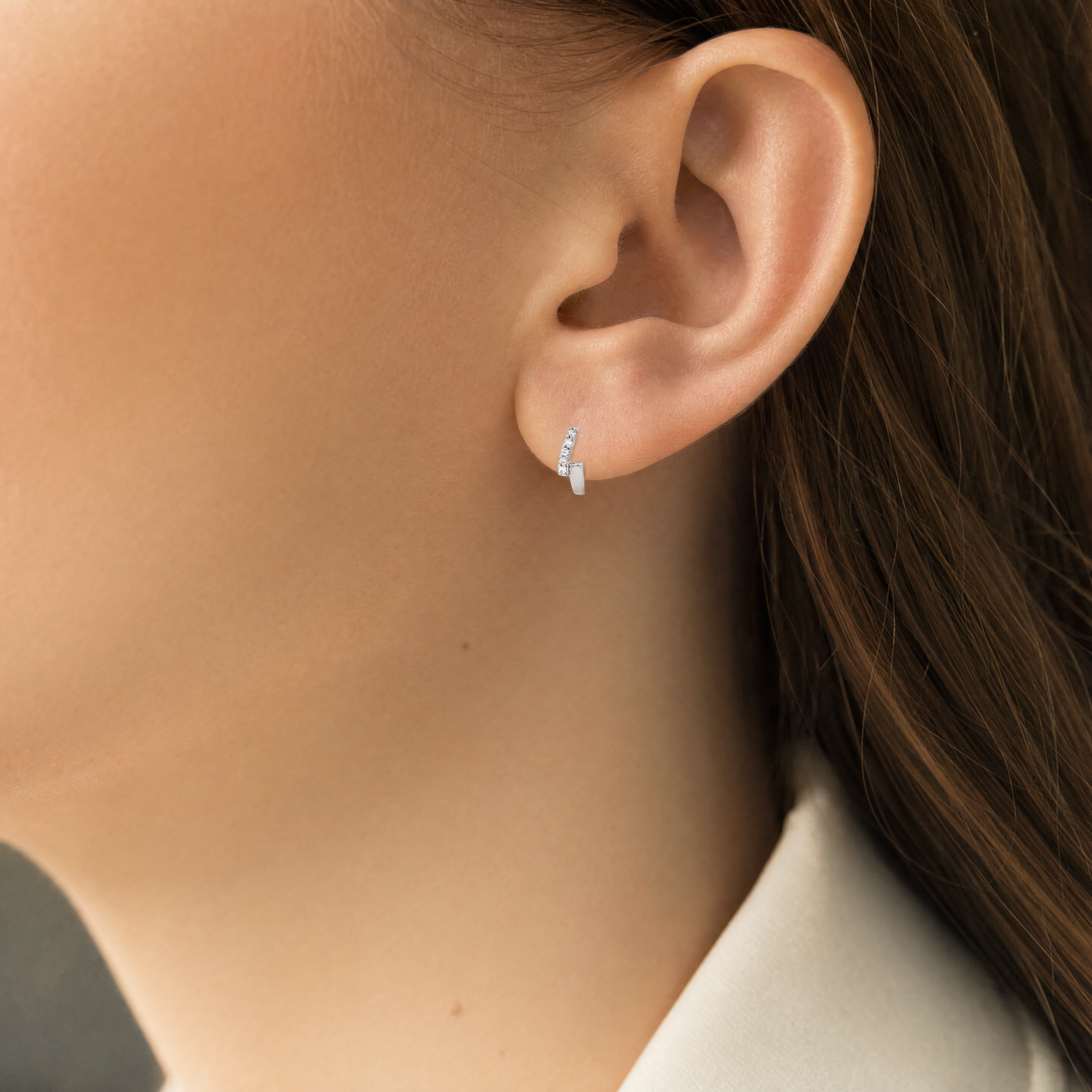 Petite créole argent sertie zircon portée par une femme